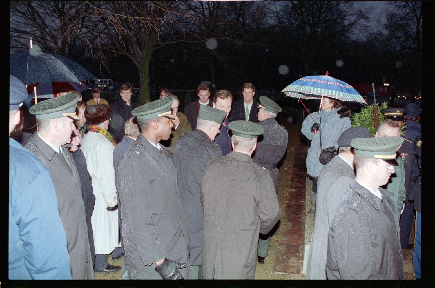 Fotografie: Enthüllung einer Gedenktafel am zukünftigen Standort der US-Botschaft in Berlin-Mitte (AlliiertenMuseum/U.S. Army Photograph Public Domain Mark)