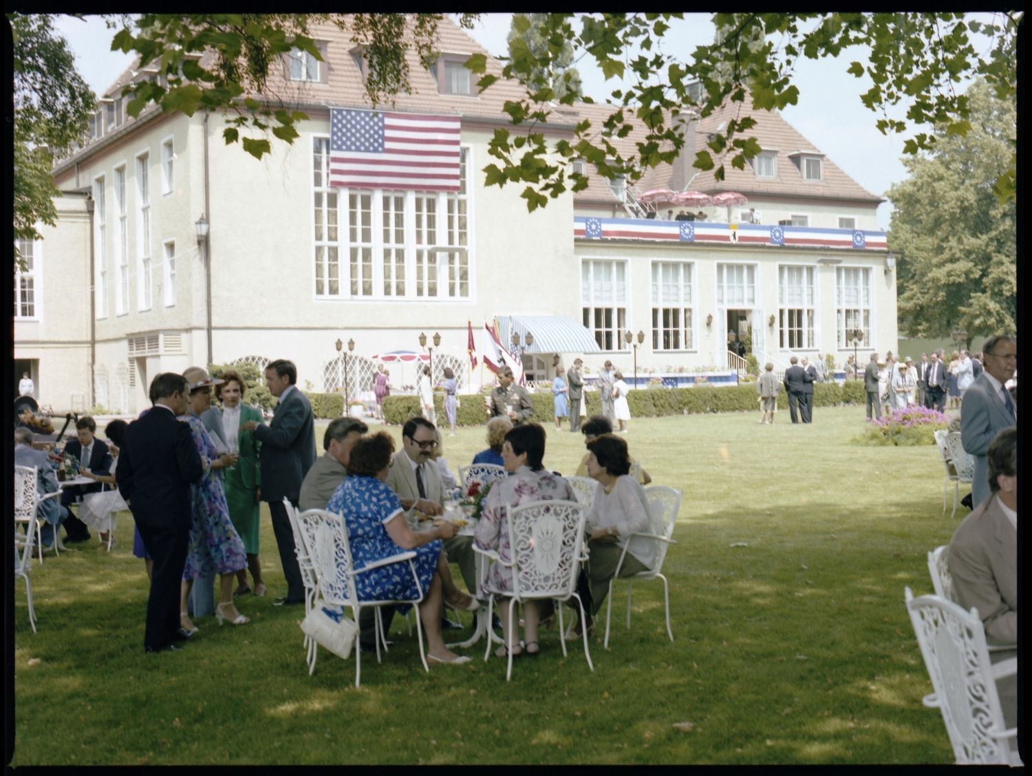 Fotografie: Empfang zum 4th of July im Harnack House in Berlin-Dahlem (AlliiertenMuseum/U.S. Army Photograph Public Domain Mark)