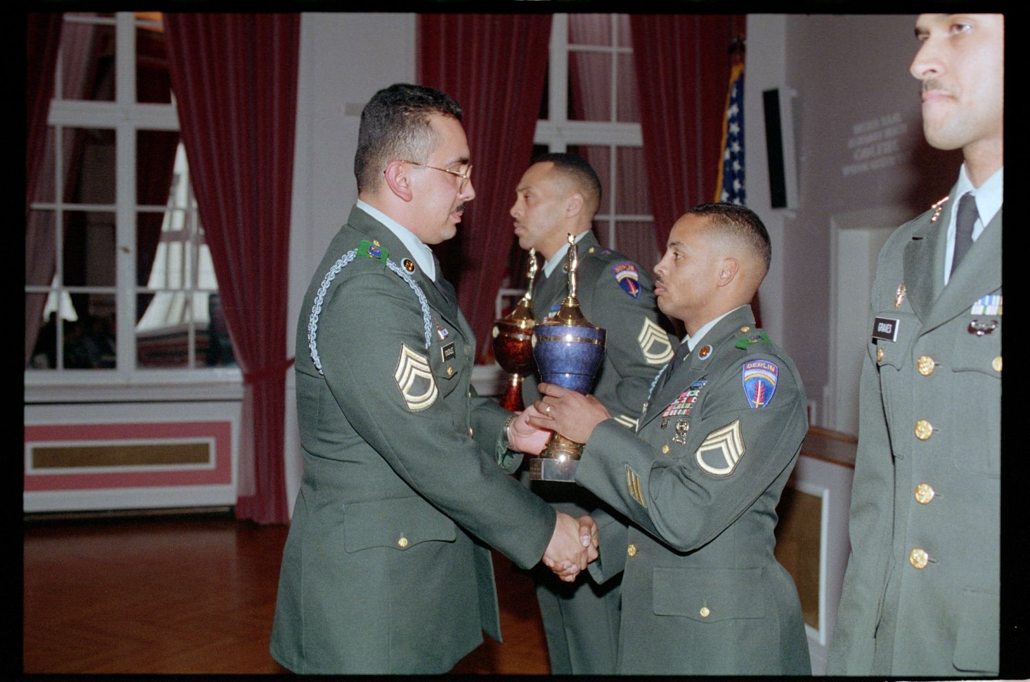 Fotografie: Auszeichnung von Unteroffizieren des 5th Battalion 502nd Infantry Regiment der U.S. Army Berlin in Berlin-Dahlem (AlliiertenMuseum/U.S. Army Photograph Public Domain Mark)