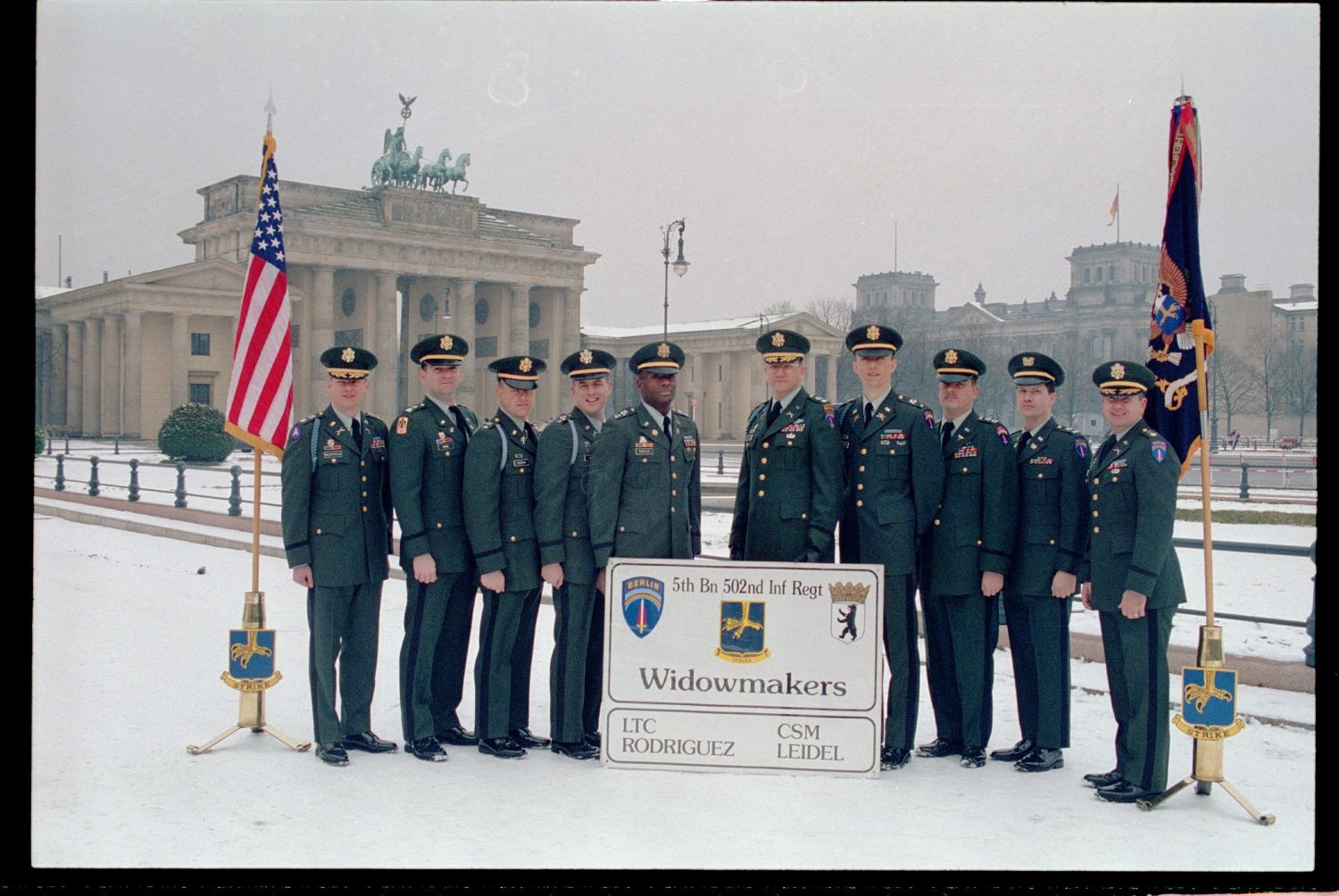 Fotografie: Offiziere des 5th Battalion, 502nd Infantry Regiment der U.S. Army Berlin vor dem Brandenburger Tor in Berlin-Mitte (AlliiertenMuseum/U.S. Army Photograph Public Domain Mark)