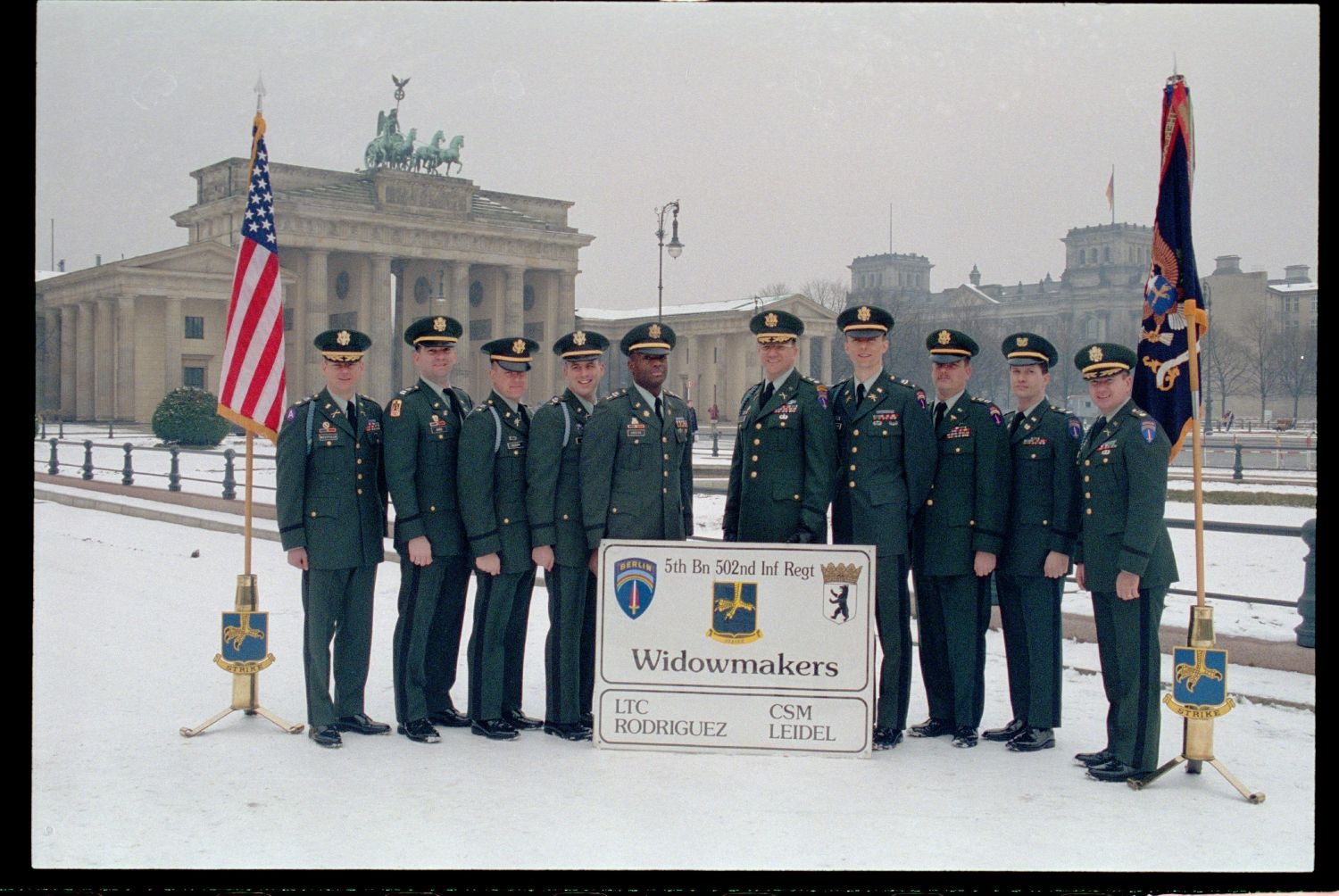 Fotografie: Offiziere des 5th Battalion, 502nd Infantry Regiment der U.S. Army Berlin vor dem Brandenburger Tor in Berlin-Mitte (AlliiertenMuseum/U.S. Army Photograph Public Domain Mark)
