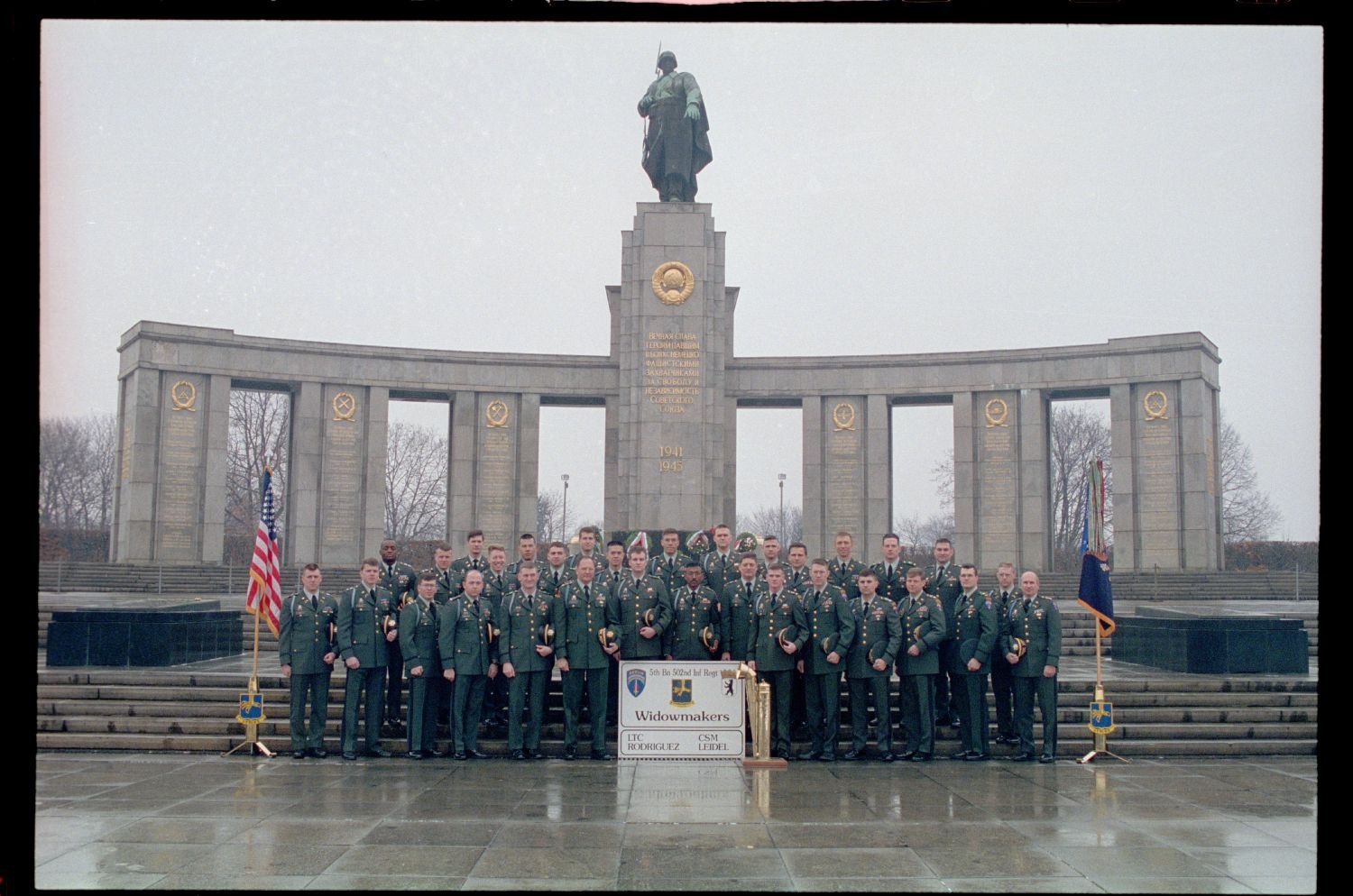 Fotografie: Offiziere des 5th Battalion, 502nd Infantry Regiment der U.S. Army Berlin vor dem Sowjetischen Ehrenmal in Berlin-Tiergarten (AlliiertenMuseum/U.S. Army Photograph Public Domain Mark)