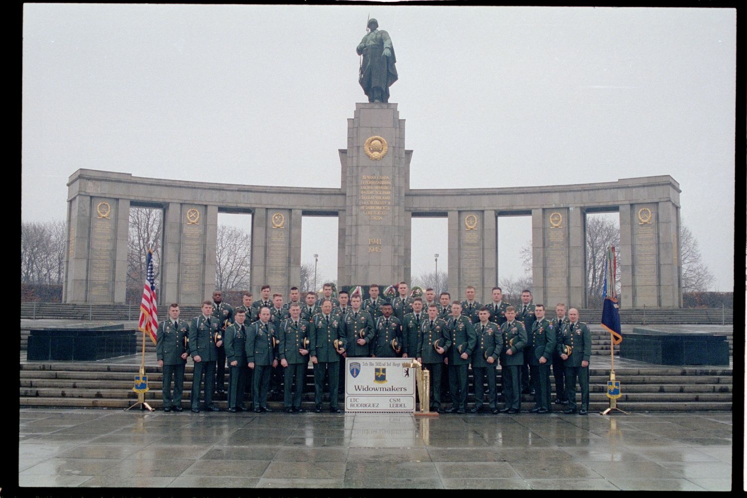 Fotografie: Offiziere des 5th Battalion, 502nd Infantry Regiment der U.S. Army Berlin vor dem Sowjetischen Ehrenmal in Berlin-Tiergarten (AlliiertenMuseum/U.S. Army Photograph Public Domain Mark)