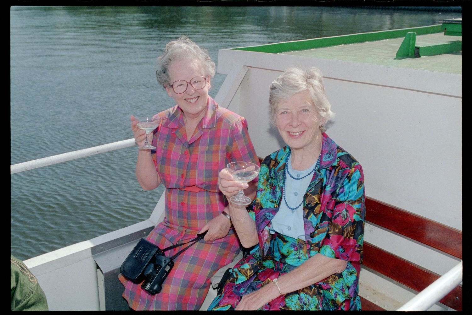 Fotografie: "Allied Wives Meeting", Ausflug mit dem Schiff für Ehefrauen der britischen, französischen und US-Community in Berlin-Wannsee (AlliiertenMuseum/U.S. Army Photograph Public Domain Mark)