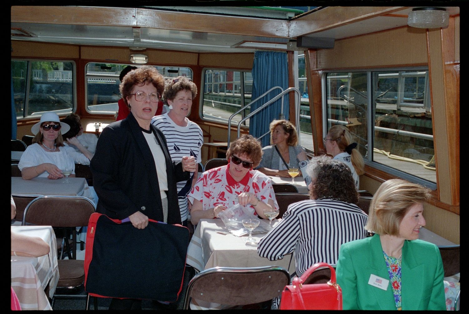 Fotografie: "Allied Wives Meeting", Ausflug mit dem Schiff für Ehefrauen der britischen, französischen und US-Community in Berlin-Wannsee (AlliiertenMuseum/U.S. Army Photograph Public Domain Mark)