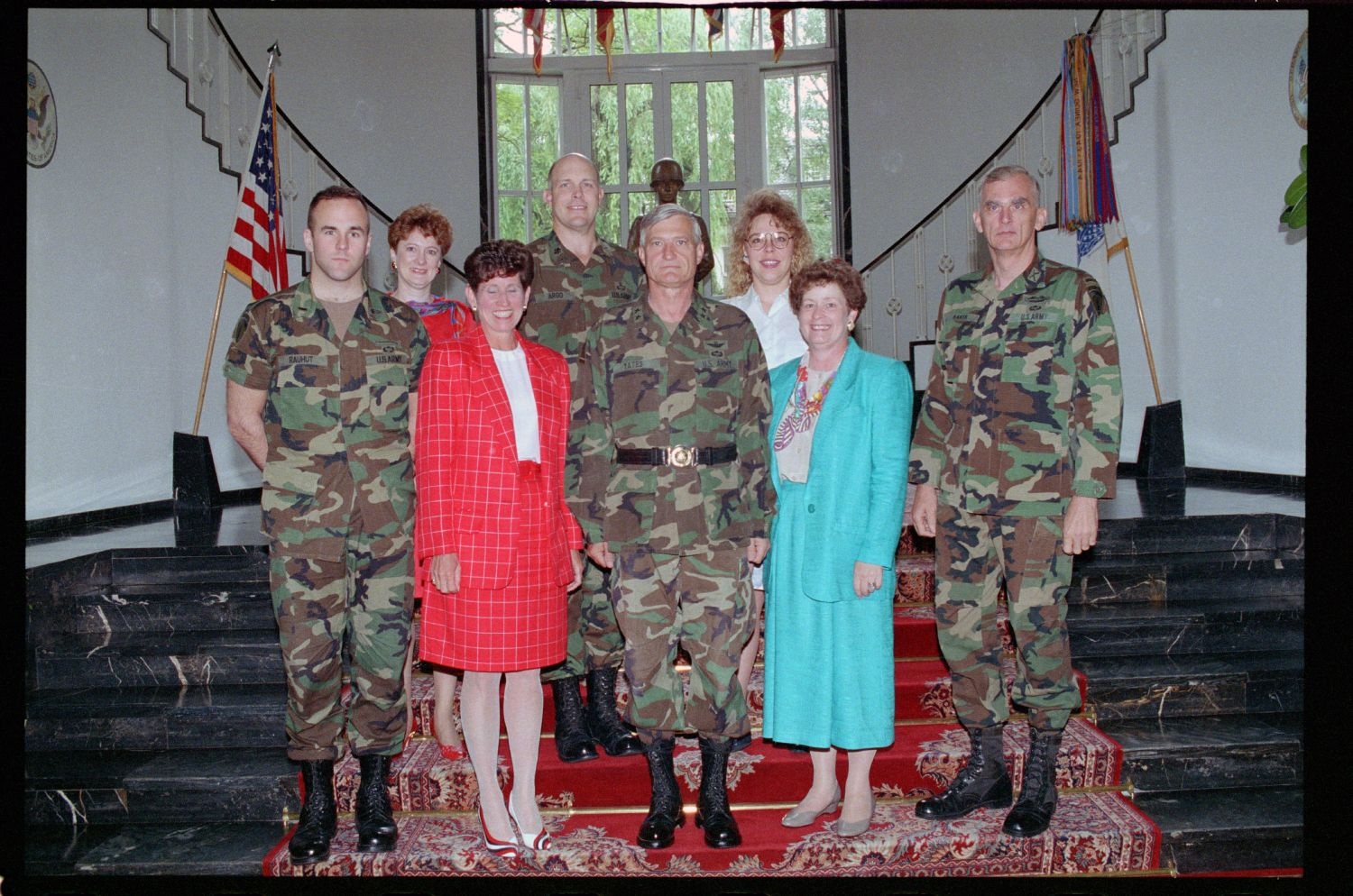 Fotografie: Gruppenfoto mit Major General Walter Yates in den Lucius D. Clay Headquarters in Berlin-Dahlem (AlliiertenMuseum/U.S. Army Photograph Public Domain Mark)