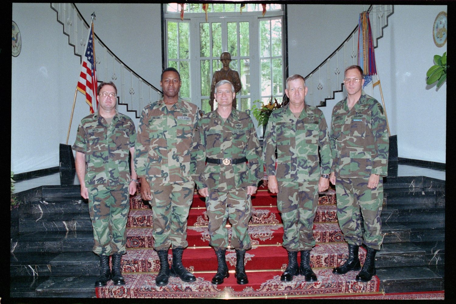 Fotografie: Gruppenfoto mit Major General Walter Yates in den Lucius D. Clay Headquarters in Berlin-Dahlem (AlliiertenMuseum/U.S. Army Photograph Public Domain Mark)