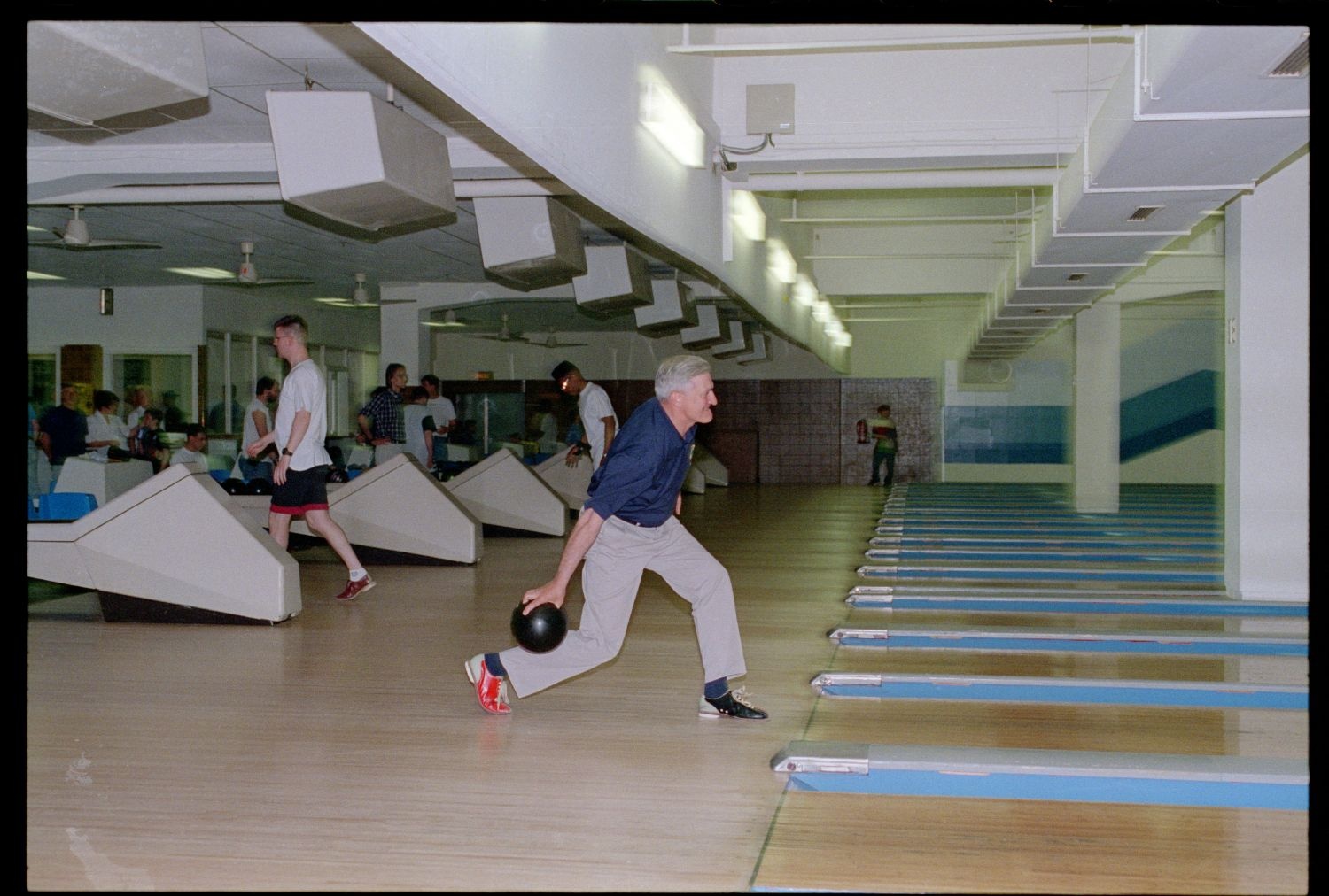 Fotografie: Bowling im Cole Sports Center der U.S. Army Berlin in Berlin-Dahlem (AlliiertenMuseum/U.S. Army Photograph Public Domain Mark)