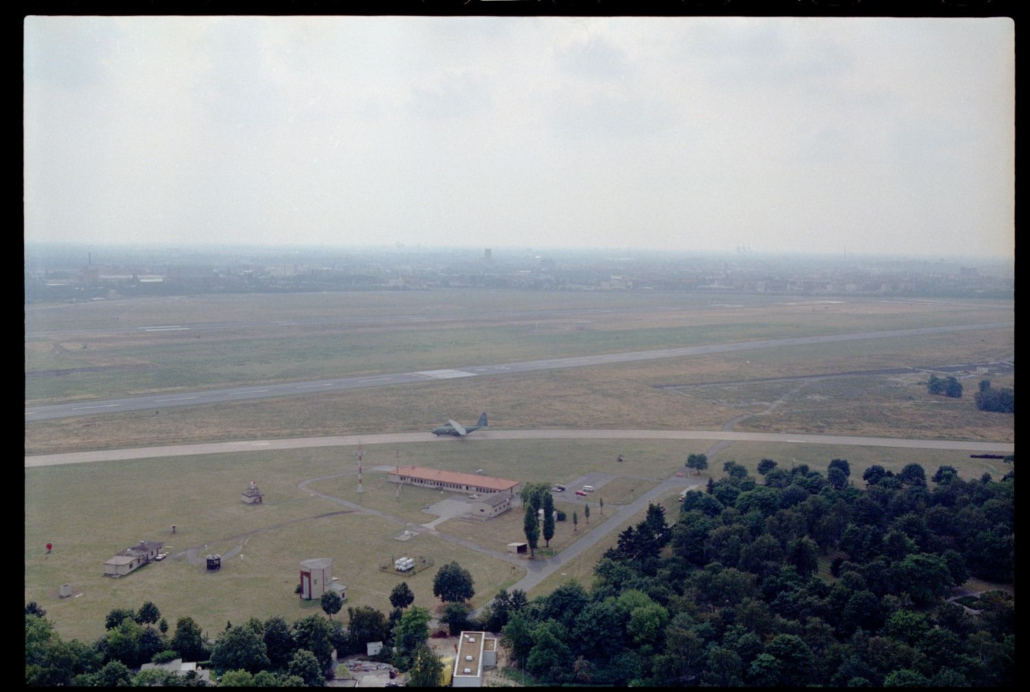 Fotografie: Hubschrauberflug des Aviation Detachment über Berlin (AlliiertenMuseum/U.S. Army Photograph Public Domain Mark)