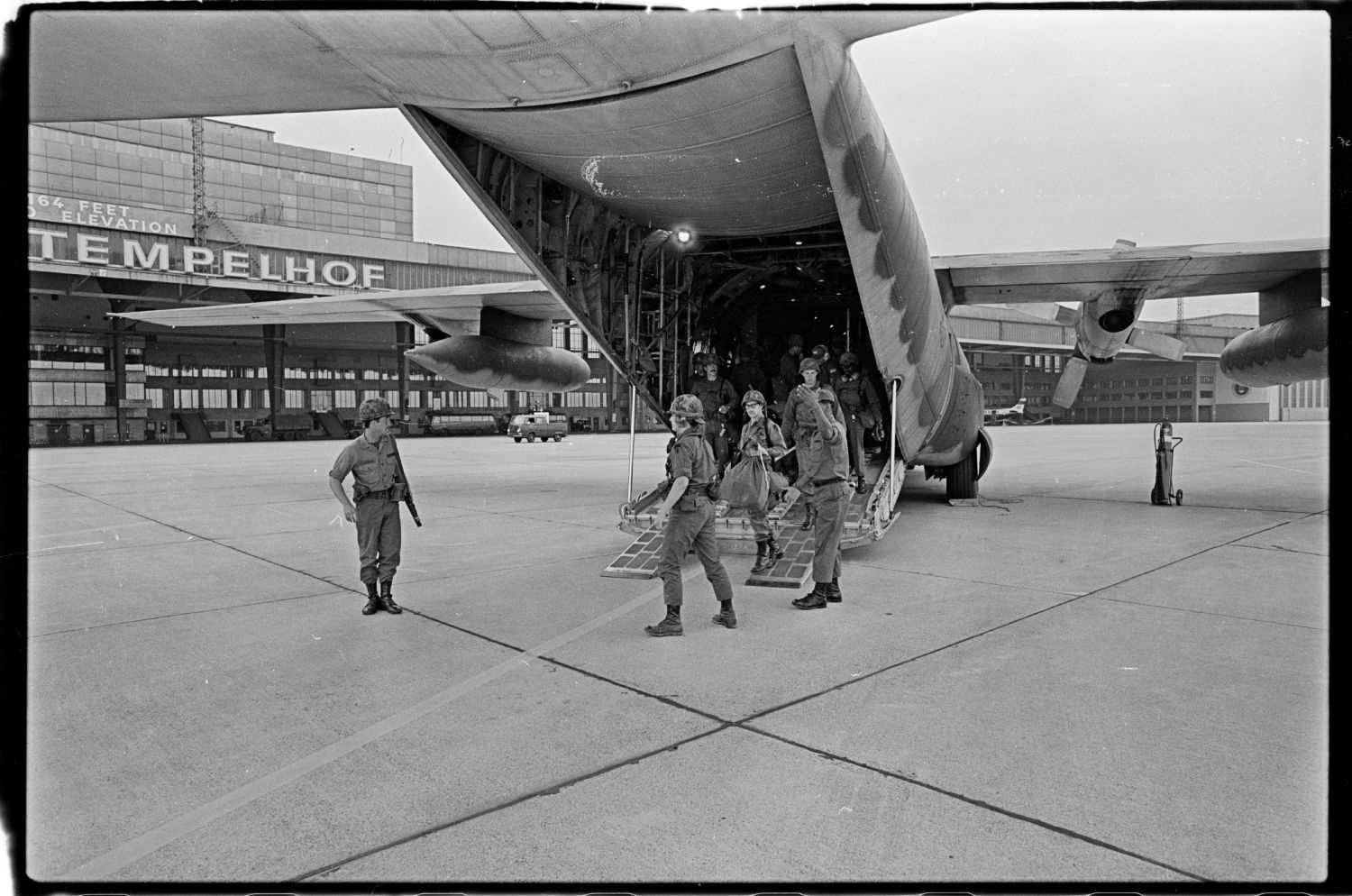 s/w-Fotografie: Ankunft von Soldaten der U.S. Army Berlin Brigade auf der Tempelhof Air Base in Berlin-Tempelhof (AlliiertenMuseum/U.S. Army Photograph Public Domain Mark)