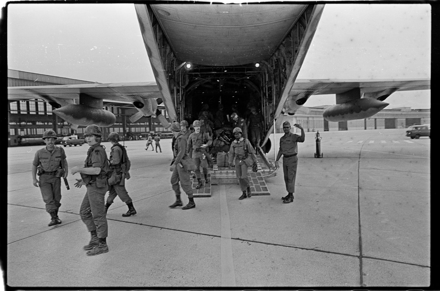 s/w-Fotografie: Ankunft von Soldaten der U.S. Army Berlin Brigade auf der Tempelhof Air Base in Berlin-Tempelhof (AlliiertenMuseum/U.S. Army Photograph Public Domain Mark)