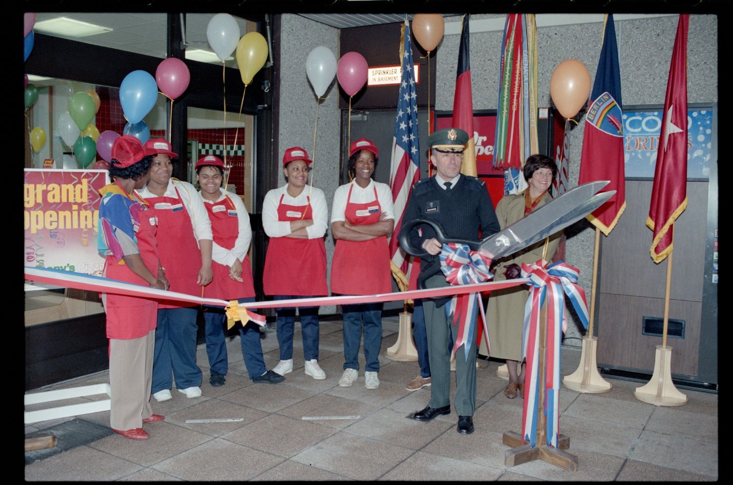 Fotografie: Eröffnung einer Anthony`s Pizza Filiale an der Truman Plaza in Berlin-Dahlem (AlliiertenMuseum/U.S. Army Photograph Public Domain Mark)