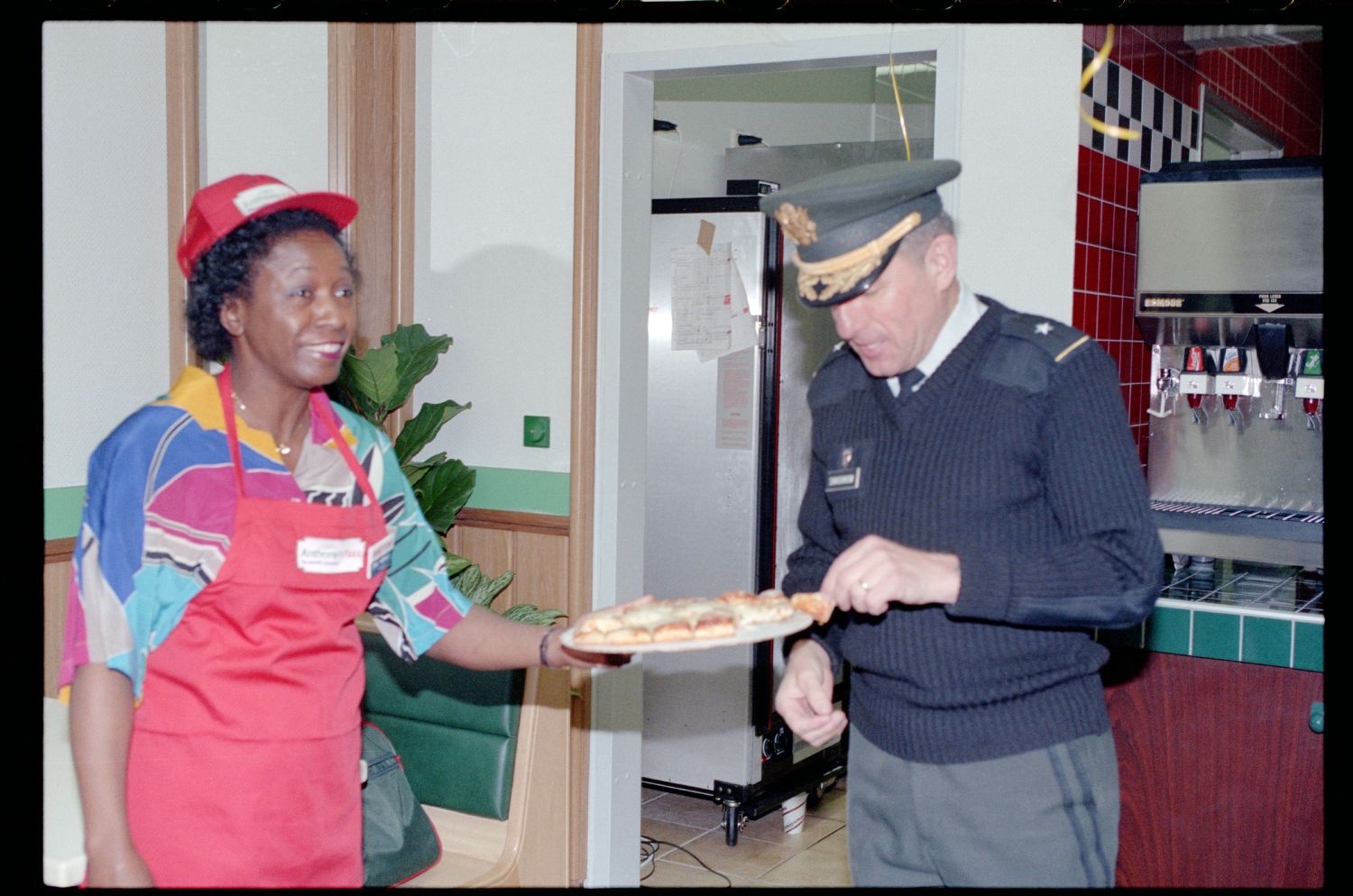 Fotografie: Eröffnung einer Anthony`s Pizza Filiale an der Truman Plaza in Berlin-Dahlem (AlliiertenMuseum/U.S. Army Photograph Public Domain Mark)