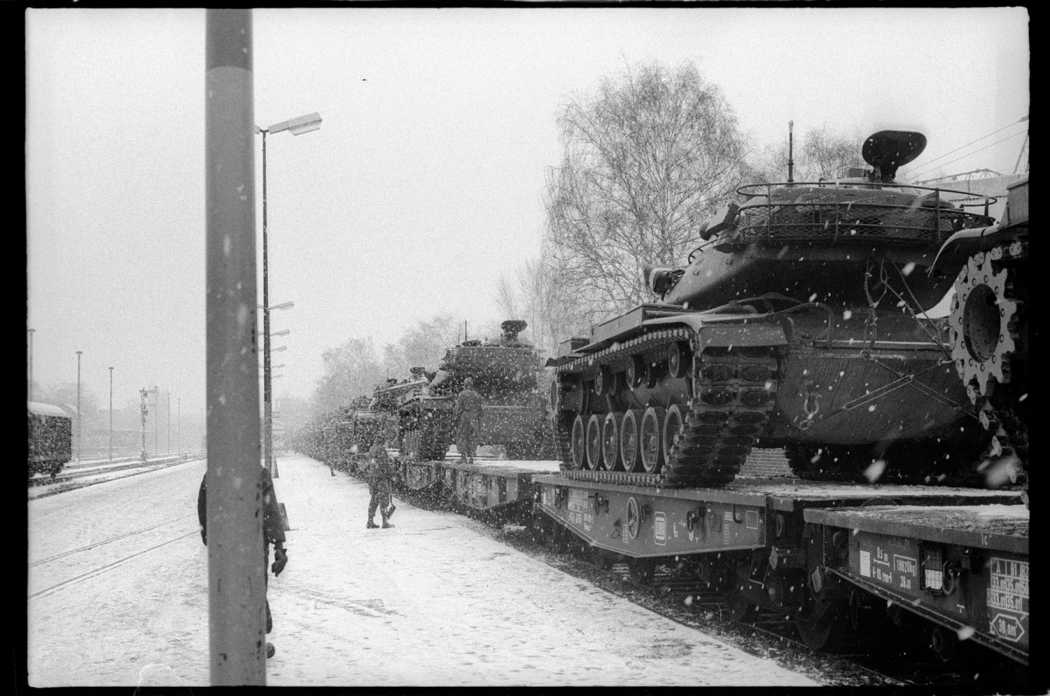 s/w-Fotografie: Verladung von Kampfpanzern der U.S. Army Berlin Brigade am Bahnhof Lichterfelde-West (AlliiertenMuseum/U.S. Army Photograph Public Domain Mark)