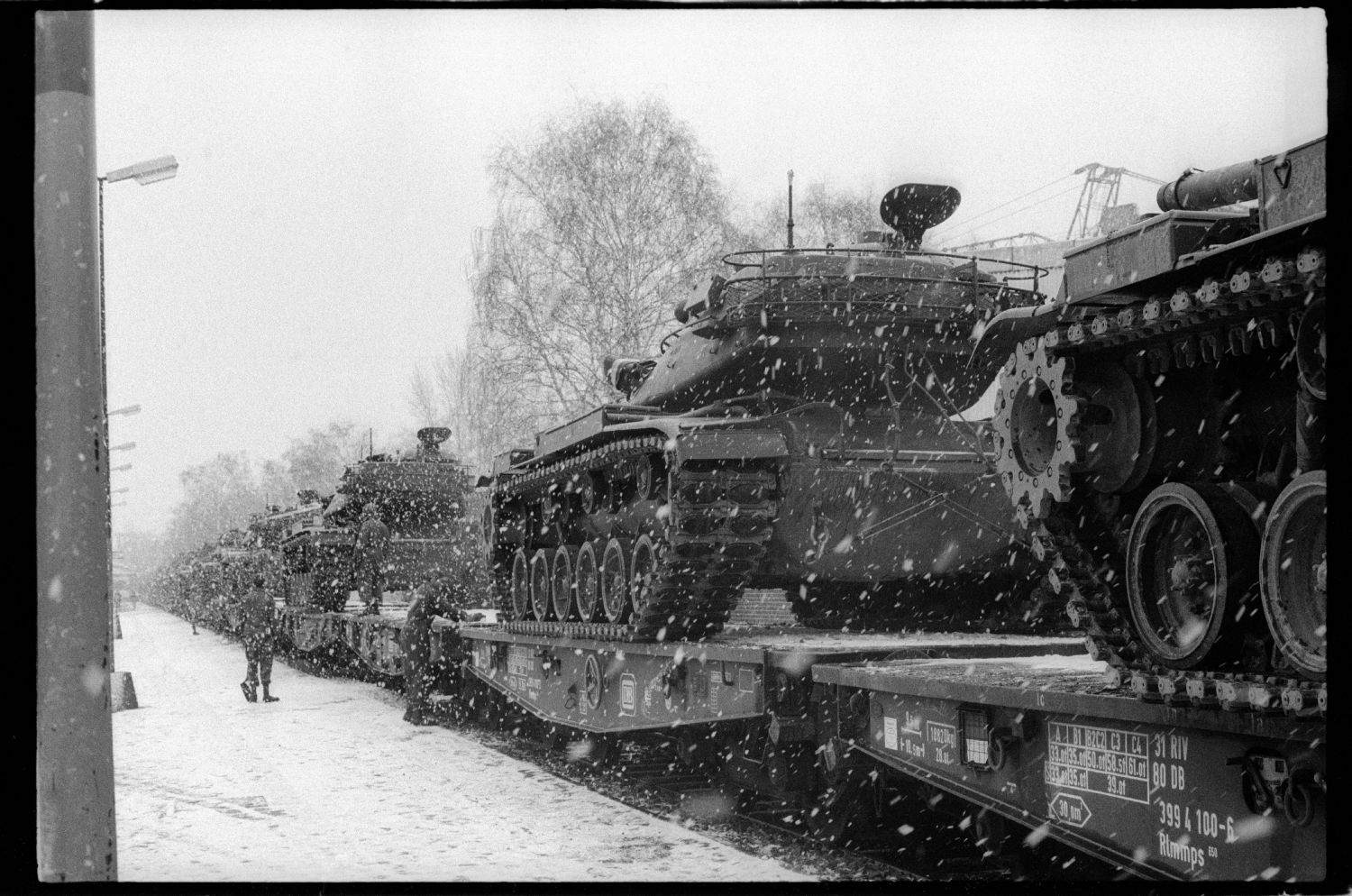 s/w-Fotografie: Verladung von Kampfpanzern der U.S. Army Berlin Brigade am Bahnhof Lichterfelde-West (AlliiertenMuseum/U.S. Army Photograph Public Domain Mark)