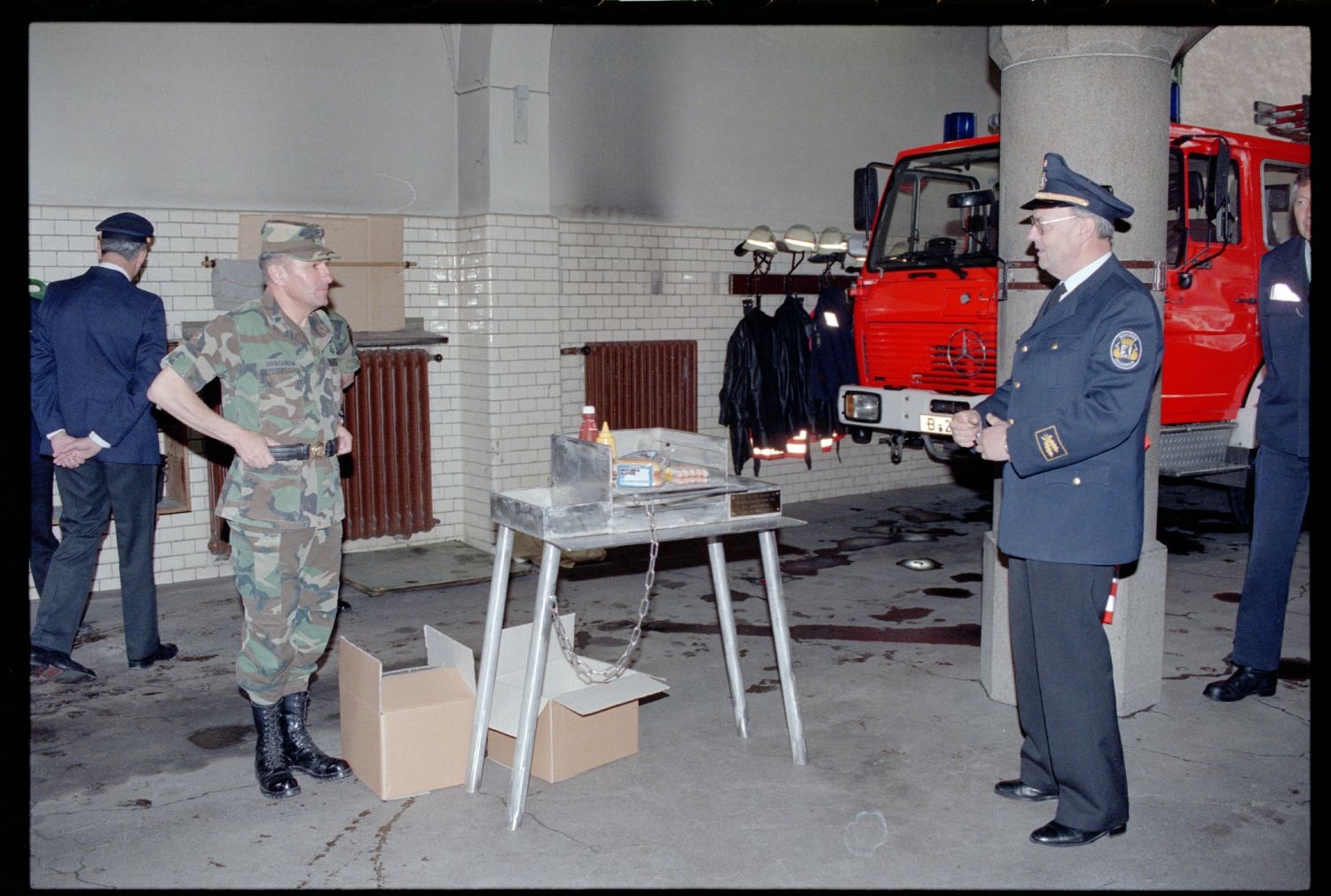 Fotografie: Auszeichnung der West-Berliner Feuerwachen 310 und 320 für 30 Jahre Diensttätigkeit für die U.S. Army in Berlin (AlliiertenMuseum/U.S. Army Photograph Public Domain Mark)