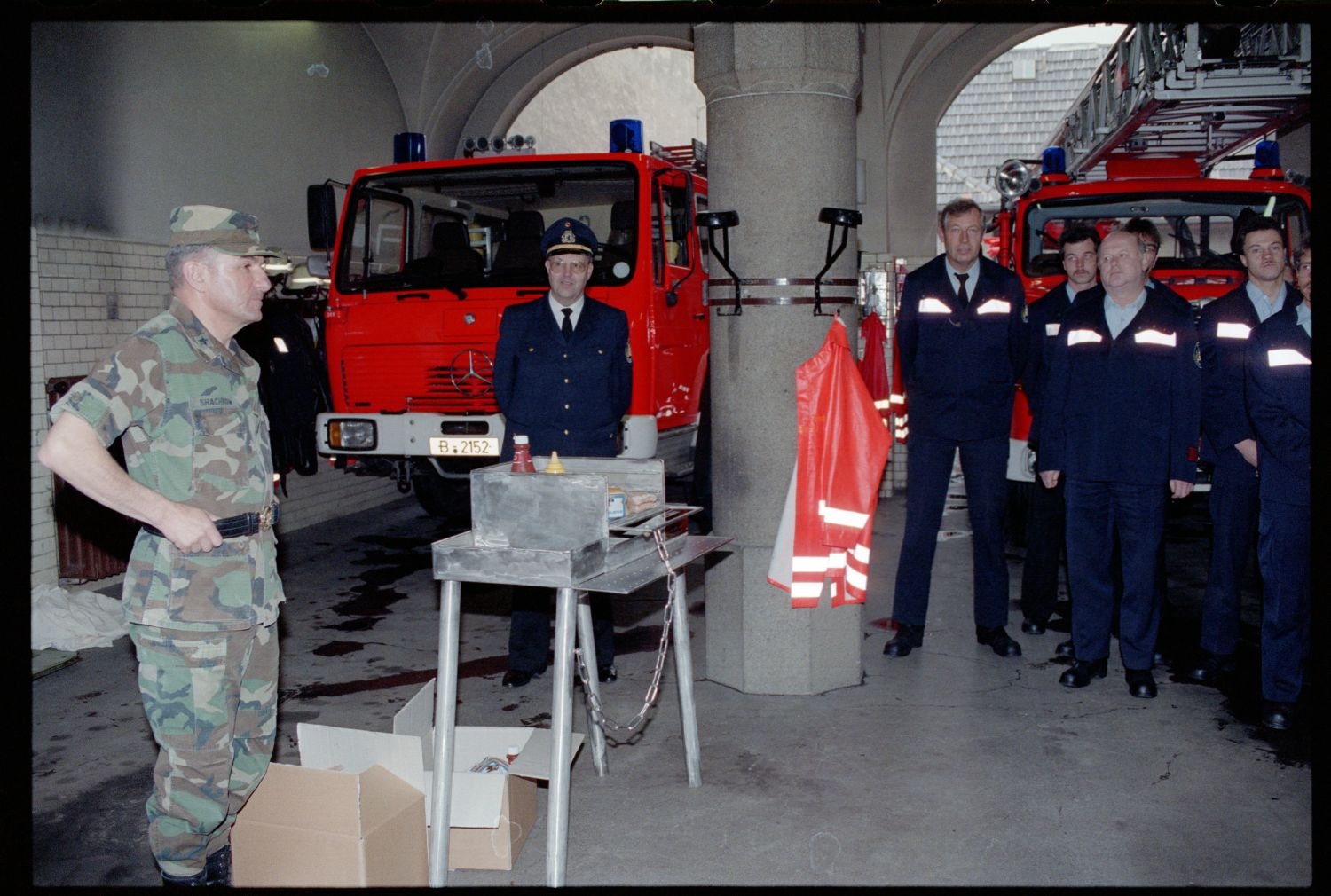 Fotografie: Auszeichnung der West-Berliner Feuerwachen 310 und 320 für 30 Jahre Diensttätigkeit für die U.S. Army in Berlin (AlliiertenMuseum/U.S. Army Photograph Public Domain Mark)