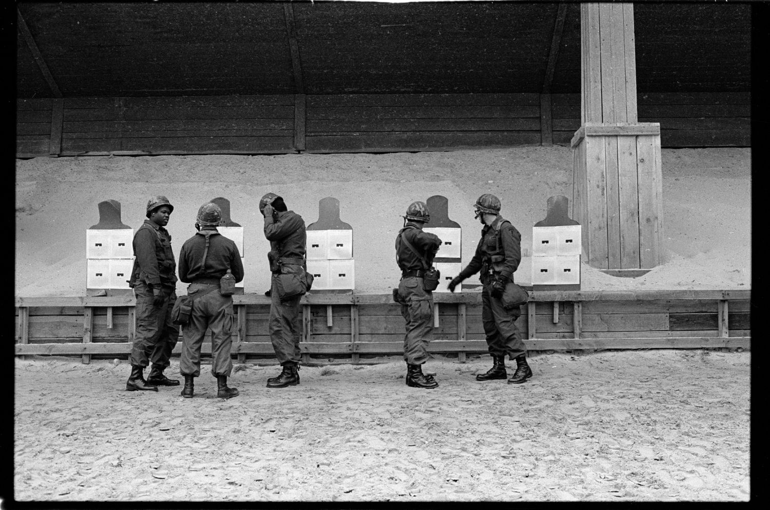 s/w-Fotografie: Schießplatz Keerans Range der U.S. Army Berlin Brigade in Berlin-Zehlendorf (AlliiertenMuseum/U.S. Army Photograph Public Domain Mark)