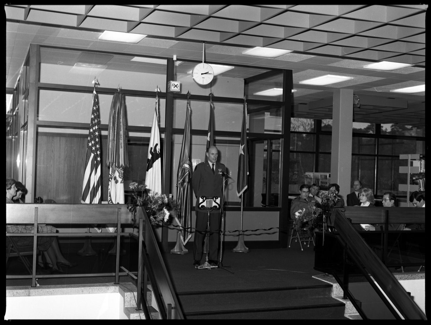 s/w-Fotografie: Eröffnung der Bibliothek der U.S. Army Berlin Brigade  in der Taylorstraße in Berlin-Dahlem (AlliiertenMuseum/U.S. Army Photograph Public Domain Mark)