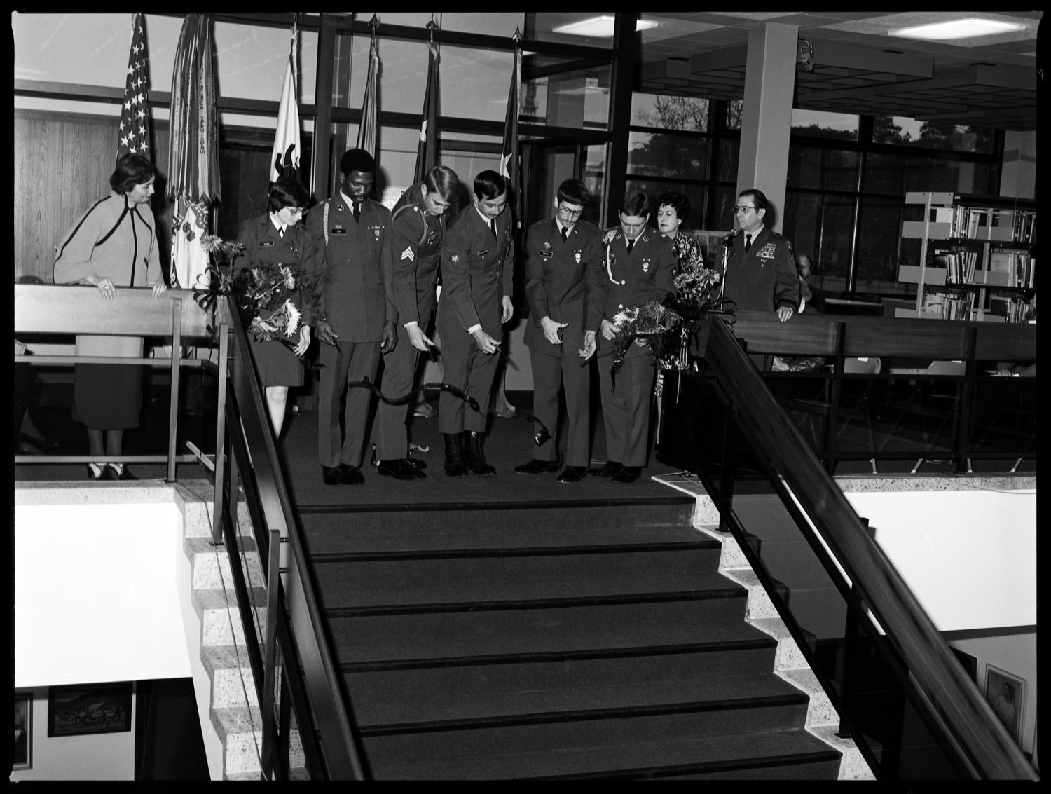 s/w-Fotografie: Eröffnung der Bibliothek der U.S. Army Berlin Brigade  in der Taylorstraße in Berlin-Dahlem (AlliiertenMuseum/U.S. Army Photograph Public Domain Mark)