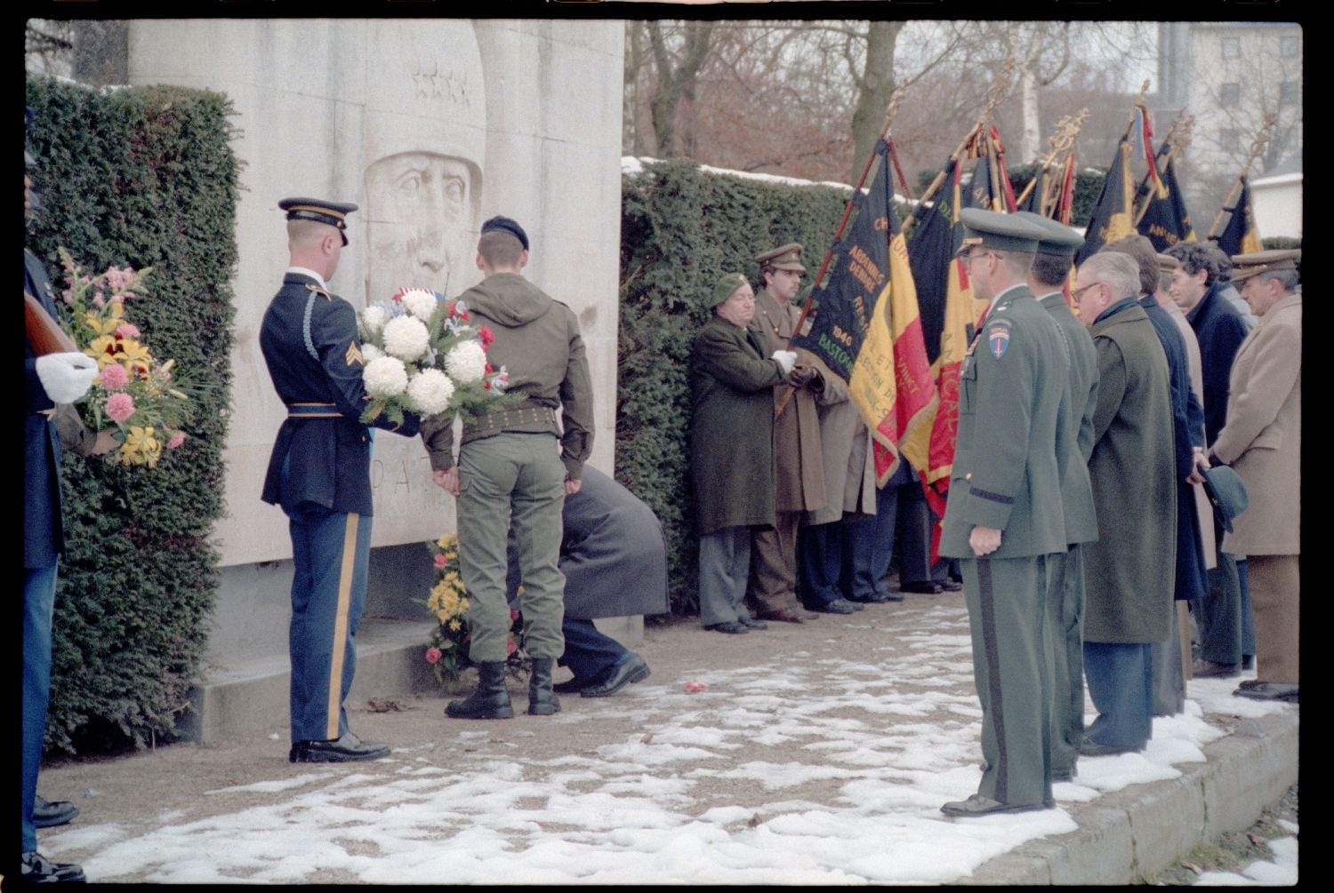 Fotografie: Gedenken an die Gefallenen der Ardennenoffensive in Bastogne, Belgien (AlliiertenMuseum/U.S. Army Photograph Public Domain Mark)