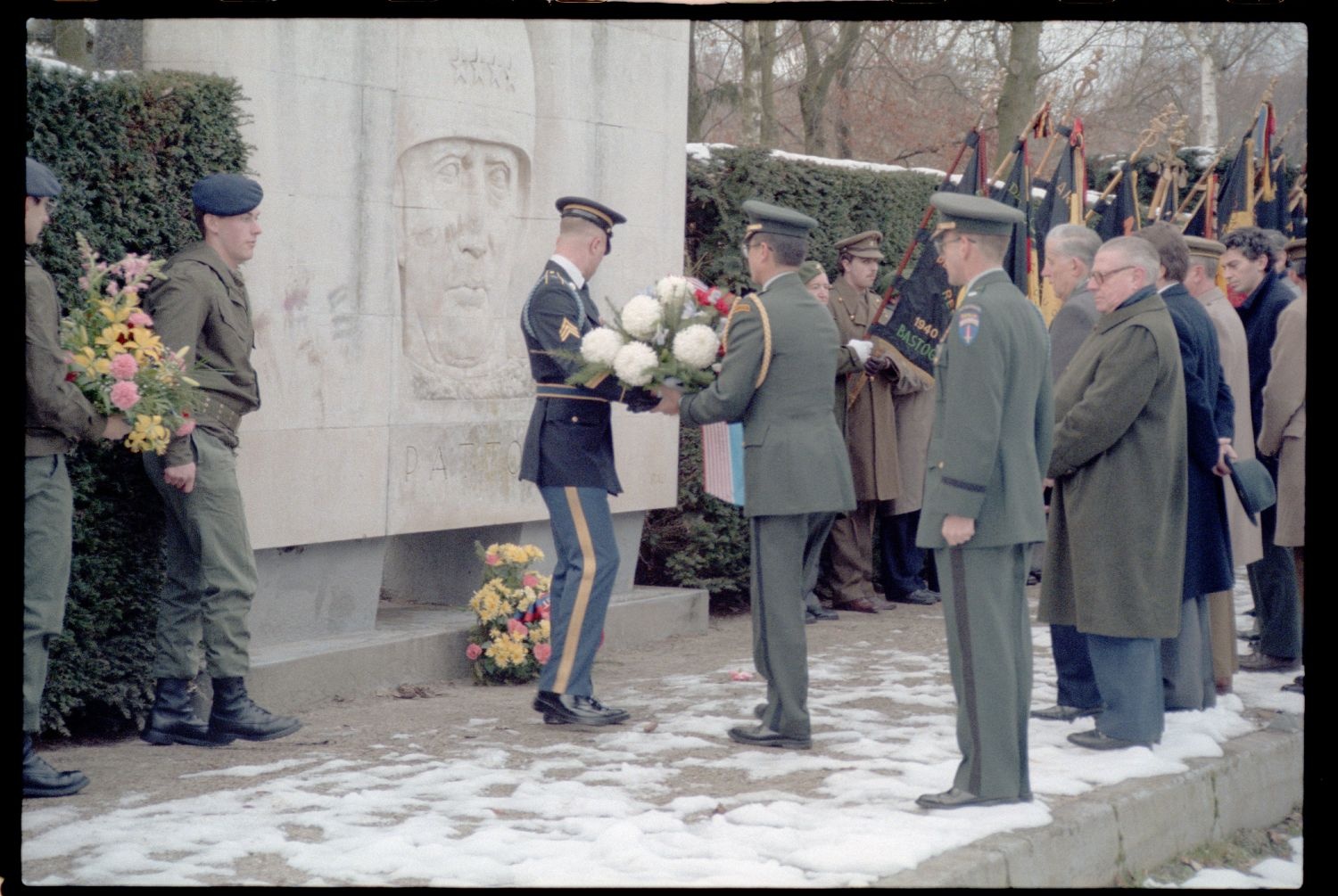 Fotografie: Gedenken an die Gefallenen der Ardennenoffensive in Bastogne, Belgien (AlliiertenMuseum/U.S. Army Photograph Public Domain Mark)