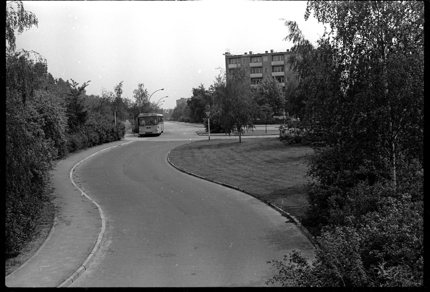 s/w-Fotografie: Berliner Mauer, Bushaltestelle an der Berlepschstraße in Berlin-Zehlendorf (AlliiertenMuseum/U.S. Army Photograph Public Domain Mark)