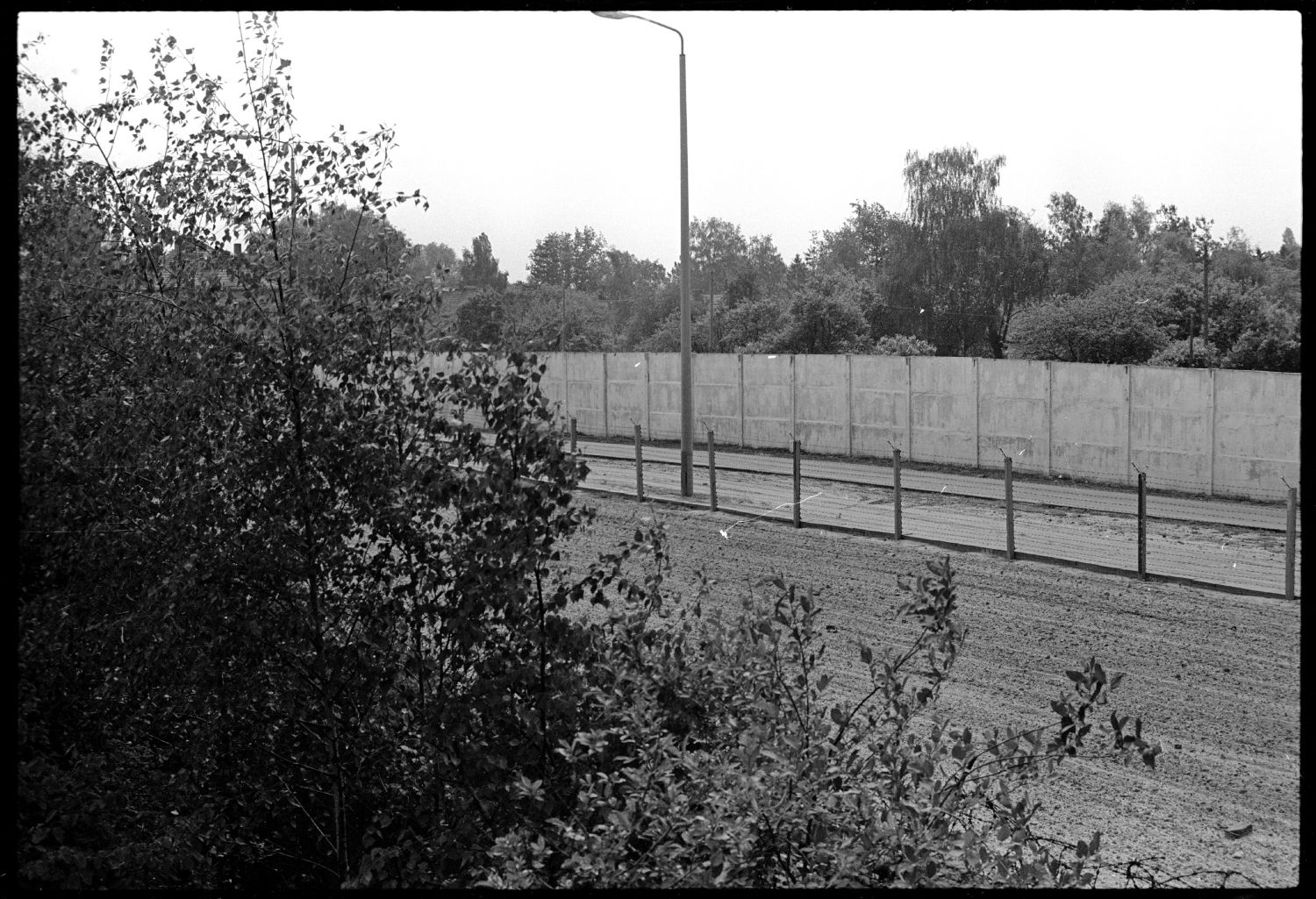 s/w-Fotografie: Berliner Mauer, Grenzstreifen An der Stammbahn in Kleinmachnow (AlliiertenMuseum/U.S. Army Photograph Public Domain Mark)