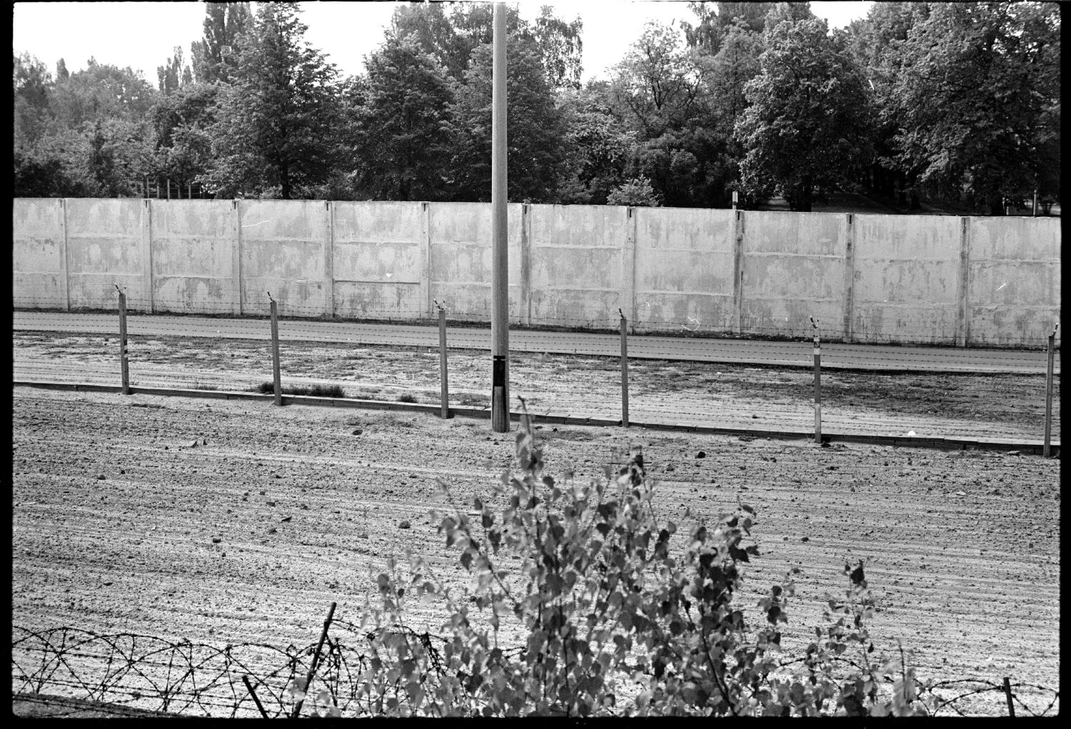 s/w-Fotografie: Berliner Mauer, Grenzstreifen An der Stammbahn in Kleinmachnow (AlliiertenMuseum/U.S. Army Photograph Public Domain Mark)
