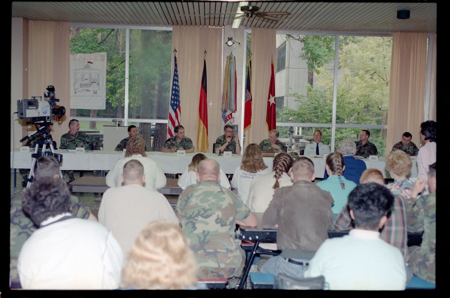 Fotografie: Town Hall Meeting der US-Community mit Brigadier General Sidney Shachnow in der Berlin American High School in Berlin-Dahlem (AlliiertenMuseum/U.S. Army Photograph Public Domain Mark)