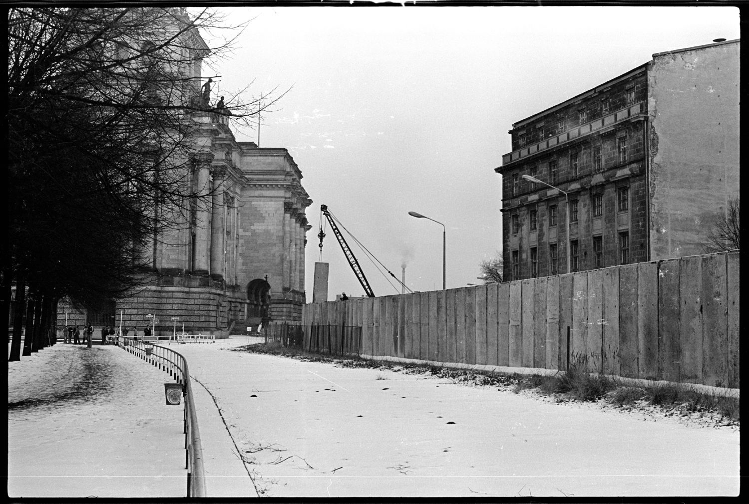 s/w-Fotografie: Ausbau der Berliner Mauer am Brandenburger Tor in Berlin-Mitte (AlliiertenMuseum/U.S. Army Photograph Public Domain Mark)