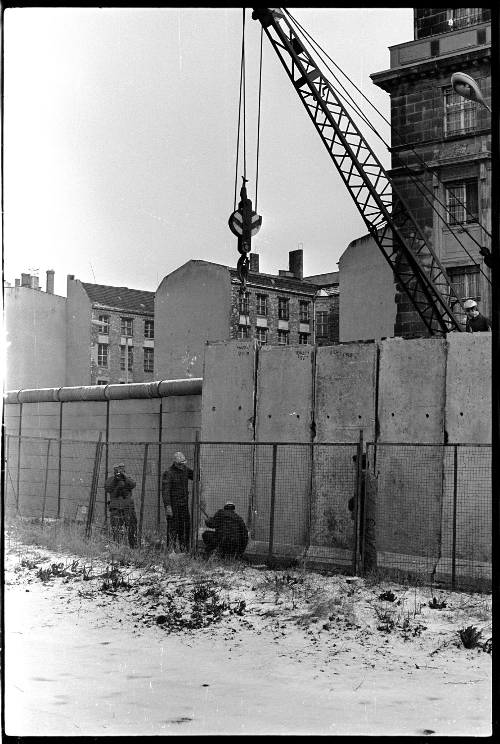 s/w-Fotografie: Ausbau der Berliner Mauer am Brandenburger Tor in Berlin-Mitte (AlliiertenMuseum/U.S. Army Photograph Public Domain Mark)