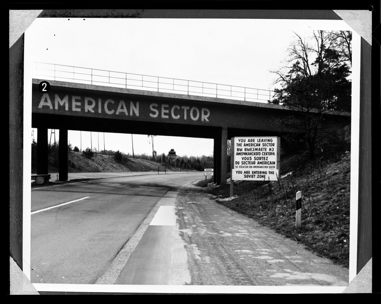 s/w-Fotografie: Brücke mit der Aufschrift American Sector an der Autobahn A 15 in Berlin-Wannsee (AlliiertenMuseum/U.S. Army Photograph Public Domain Mark)
