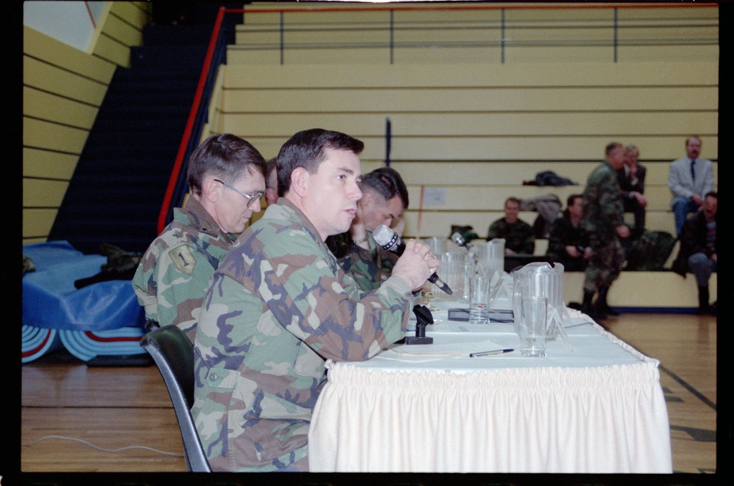 Fotografie: Town Hall Meeting der US-Community mit Brigadier General Sidney Shachnow im Cole Sports Center in Berlin-Dahlem (AlliiertenMuseum/U.S. Army Photograph Public Domain Mark)