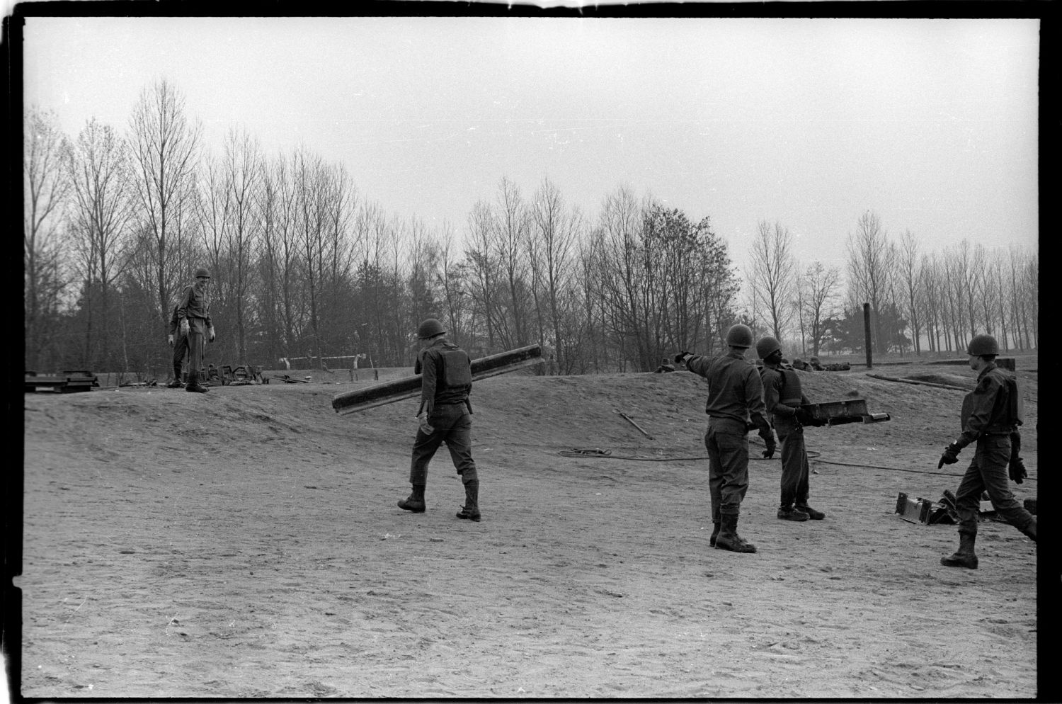 s/w-Fotografie: Übung zur Gewässerüberquerung der 42nd Engineer Company der U.S. Army Berlin Brigade (AlliiertenMuseum/U.S. Army Photograph Public Domain Mark)