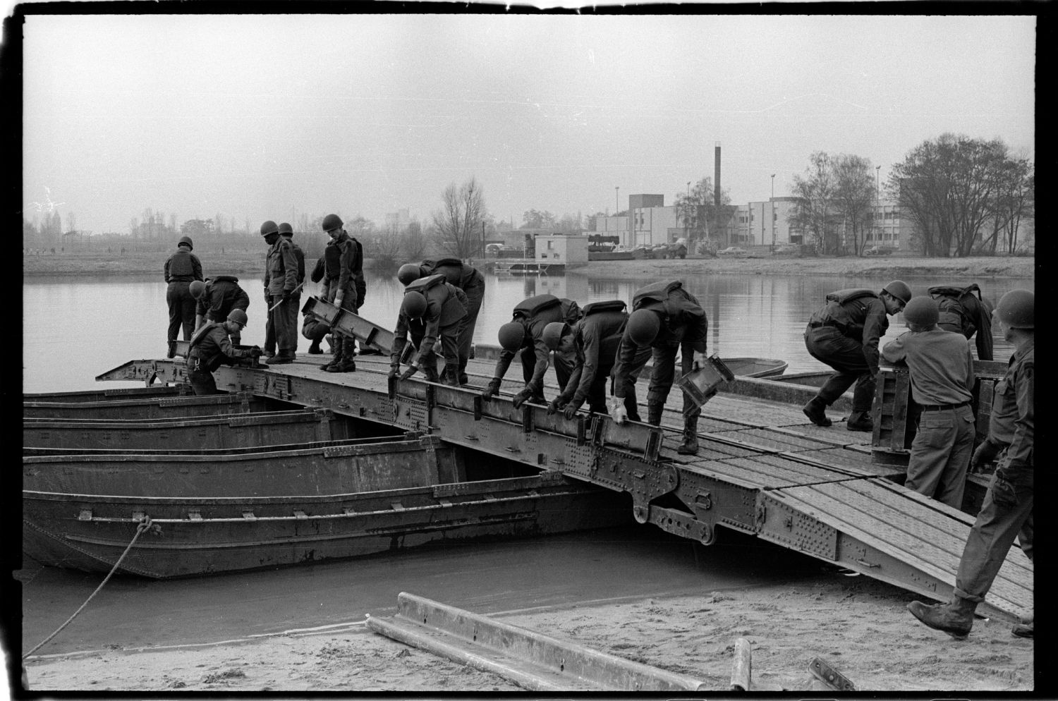 s/w-Fotografie: Übung zur Gewässerüberquerung der 42nd Engineer Company der U.S. Army Berlin Brigade (AlliiertenMuseum/U.S. Army Photograph Public Domain Mark)