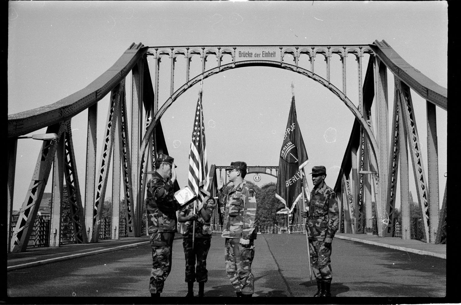 s/w-Fotografie: Militärische Zeremonie der U.S. Army Berlin Brigade auf der Glienicker Brücke zwischen West-Berlin und Potsdam (AlliiertenMuseum/U.S. Army Photograph Public Domain Mark)