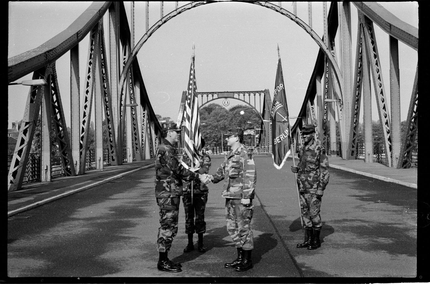 s/w-Fotografie: Militärische Zeremonie der U.S. Army Berlin Brigade auf der Glienicker Brücke zwischen West-Berlin und Potsdam (AlliiertenMuseum/U.S. Army Photograph Public Domain Mark)