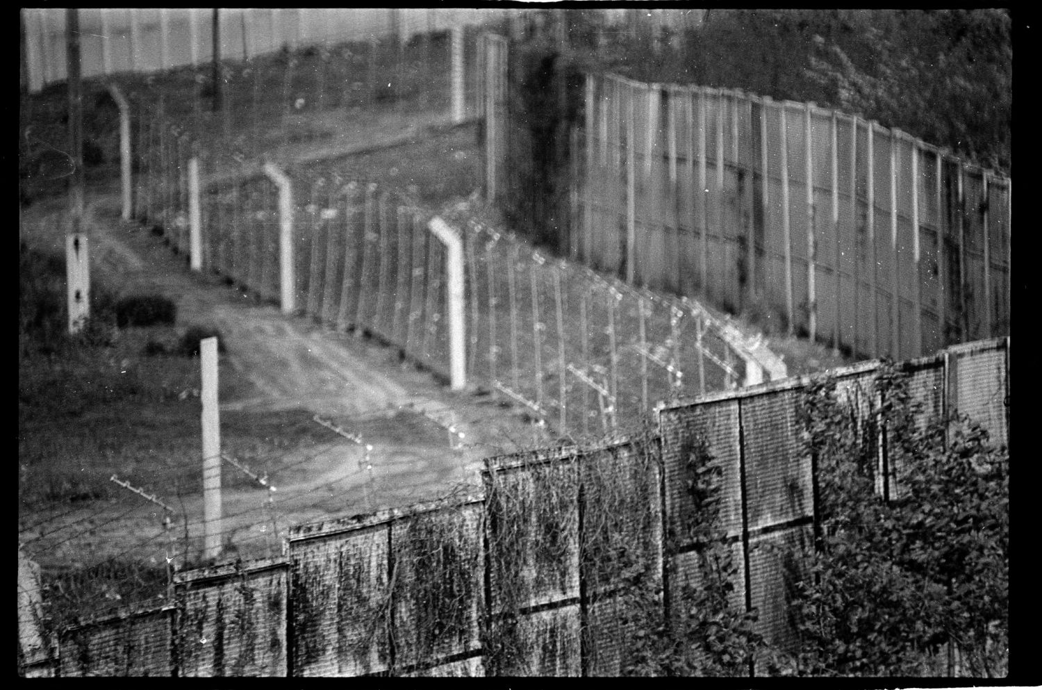 s/w-Fotografie: Grenzanlagen auf der Glienicker Brücke zwischen West-Berlin und Potsdam (AlliiertenMuseum/U.S. Army Photograph Public Domain Mark)