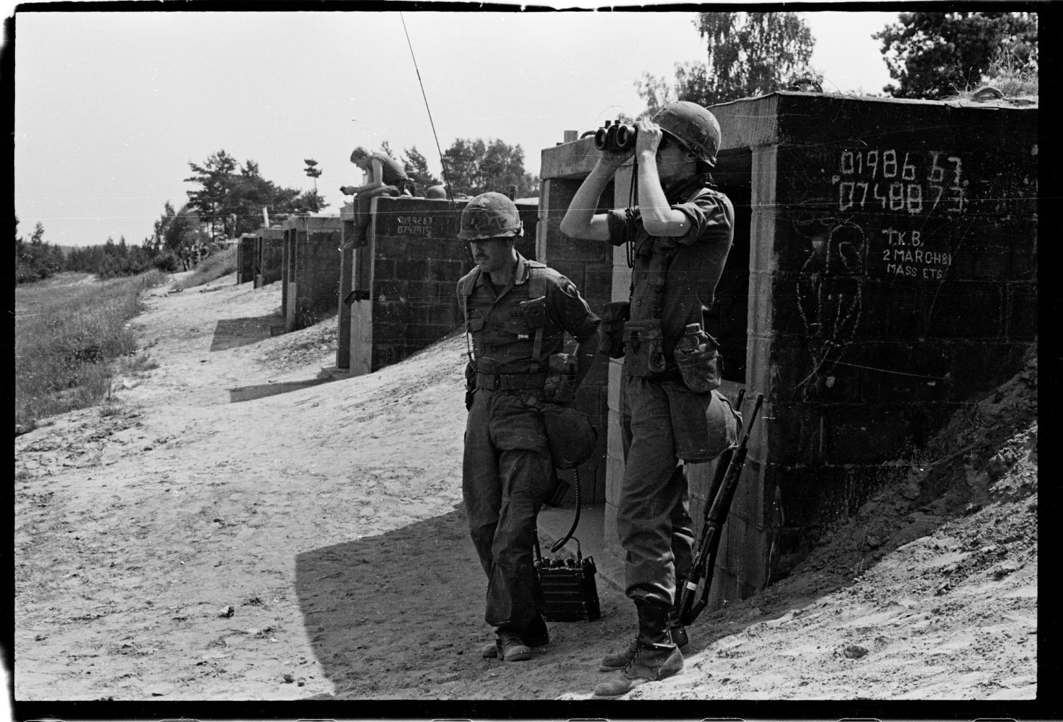s/w-Fotografie: Übung der C Battery, 94th Field Artillery auf einem Truppenübungsplatz in West-Deutschland (AlliiertenMuseum/U.S. Army Photograph Public Domain Mark)