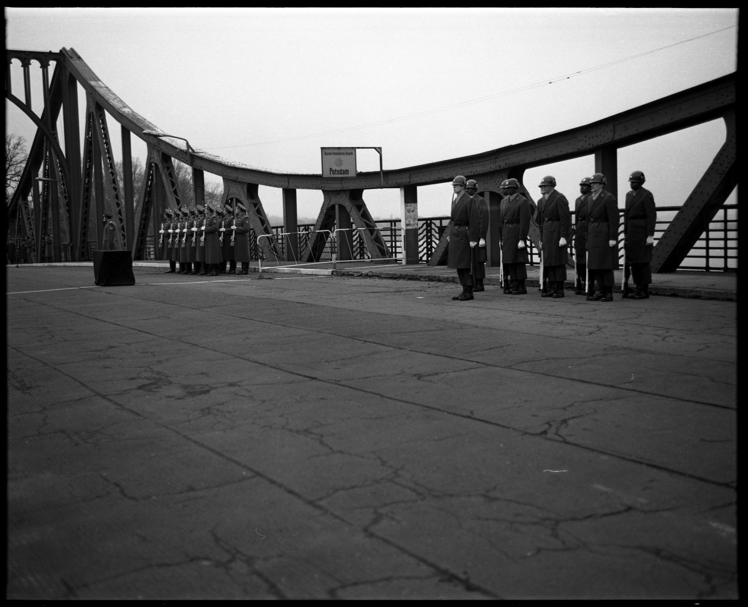 s/w-Fotografie: Überführung der sterblichen Überreste eines sowjetischen Soldaten über die Glienicker Brücke zwischen West-Berlin und Potsdam (AlliiertenMuseum/U.S. Army Photograph Public Domain Mark)