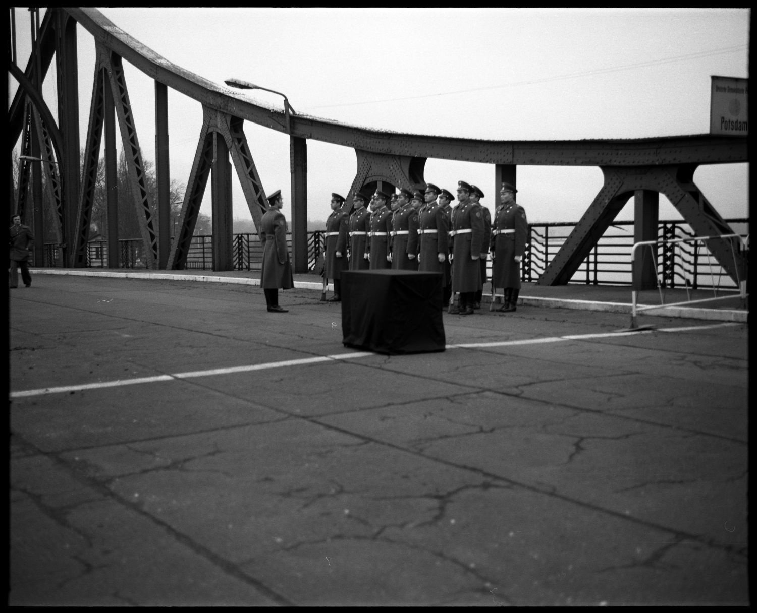 s/w-Fotografie: Überführung der sterblichen Überreste eines sowjetischen Soldaten über die Glienicker Brücke zwischen West-Berlin und Potsdam (AlliiertenMuseum/U.S. Army Photograph Public Domain Mark)