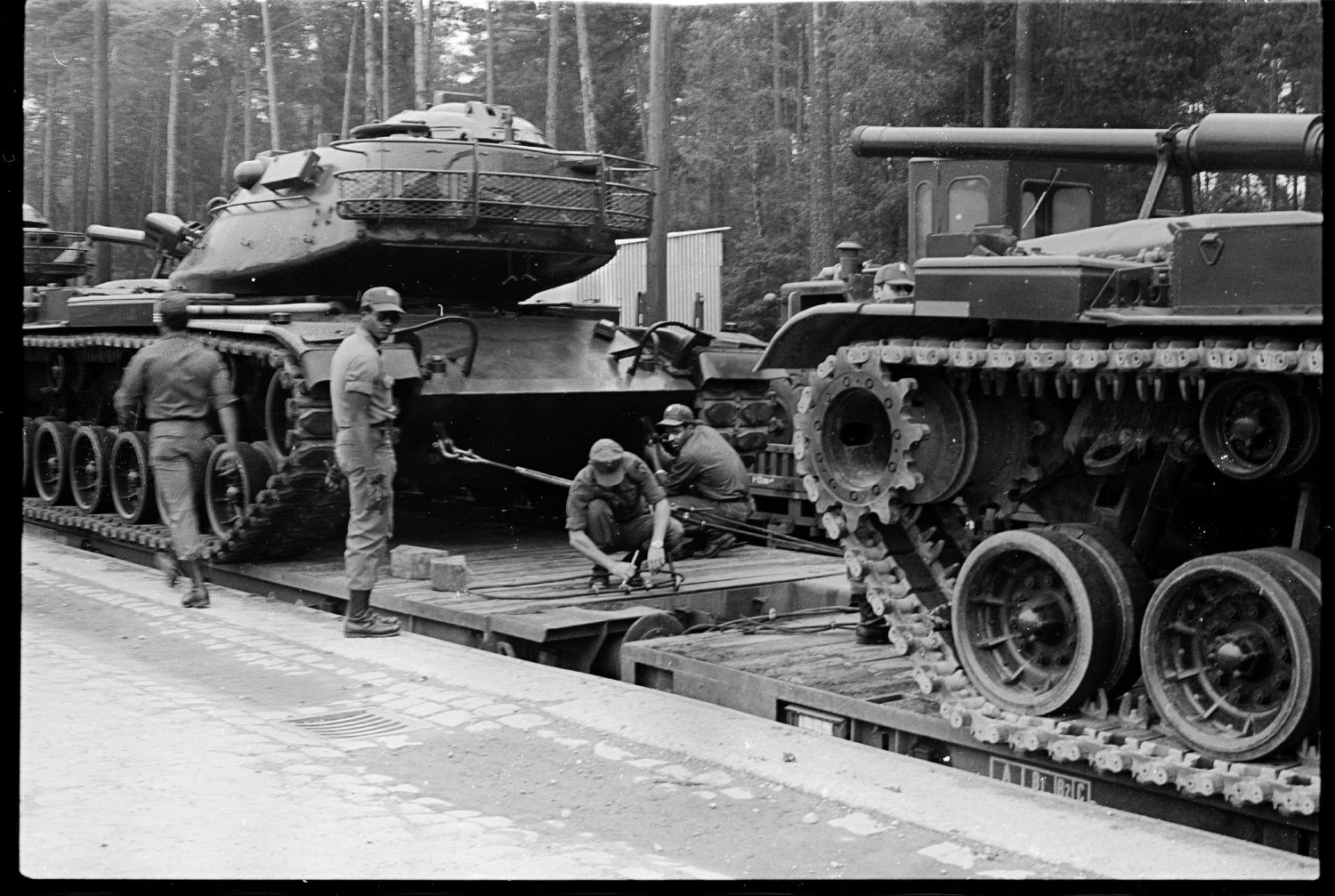 s/w-Fotografie: Transport von Militärfahrzeugen der U.S. Army Berlin Brigade anlässlich einer Truppenübung in Grafenwöhr in Bayern (AlliiertenMuseum/U.S. Army Photograph Public Domain Mark)