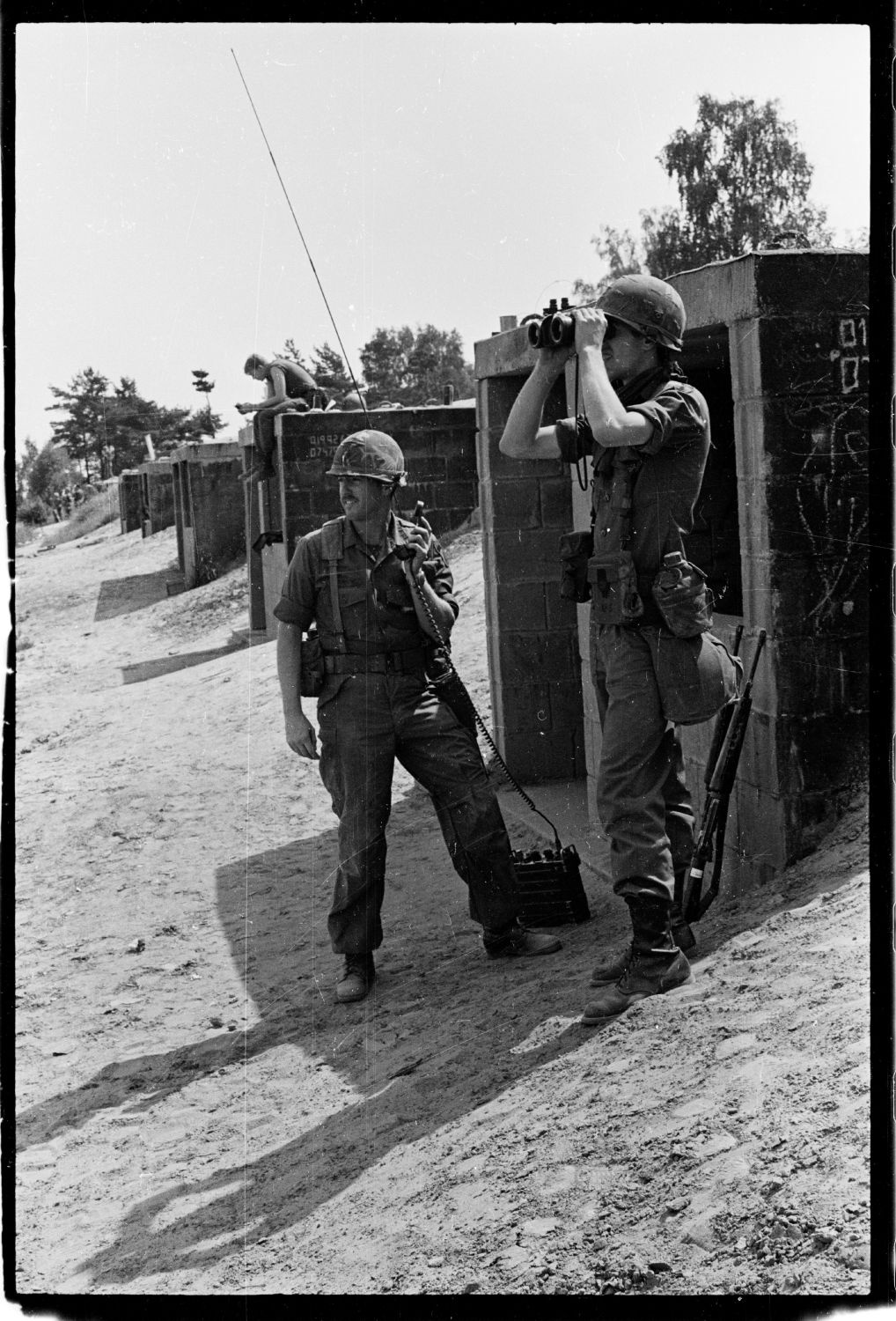 s/w-Fotografie: Übung der C Battery, 94th Field Artillery auf einem Truppenübungsplatz in West-Deutschland (AlliiertenMuseum/U.S. Army Photograph Public Domain Mark)