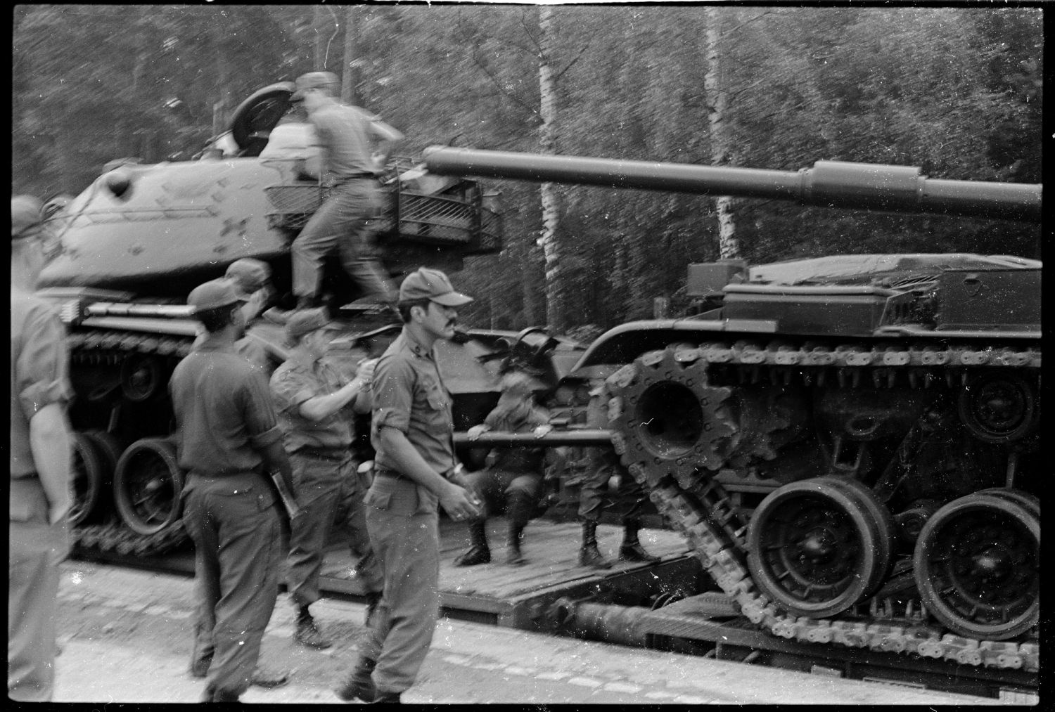 s/w-Fotografie: Transport von Militärfahrzeugen der U.S. Army Berlin Brigade anlässlich einer Truppenübung in Grafenwöhr in Bayern (AlliiertenMuseum/U.S. Army Photograph Public Domain Mark)