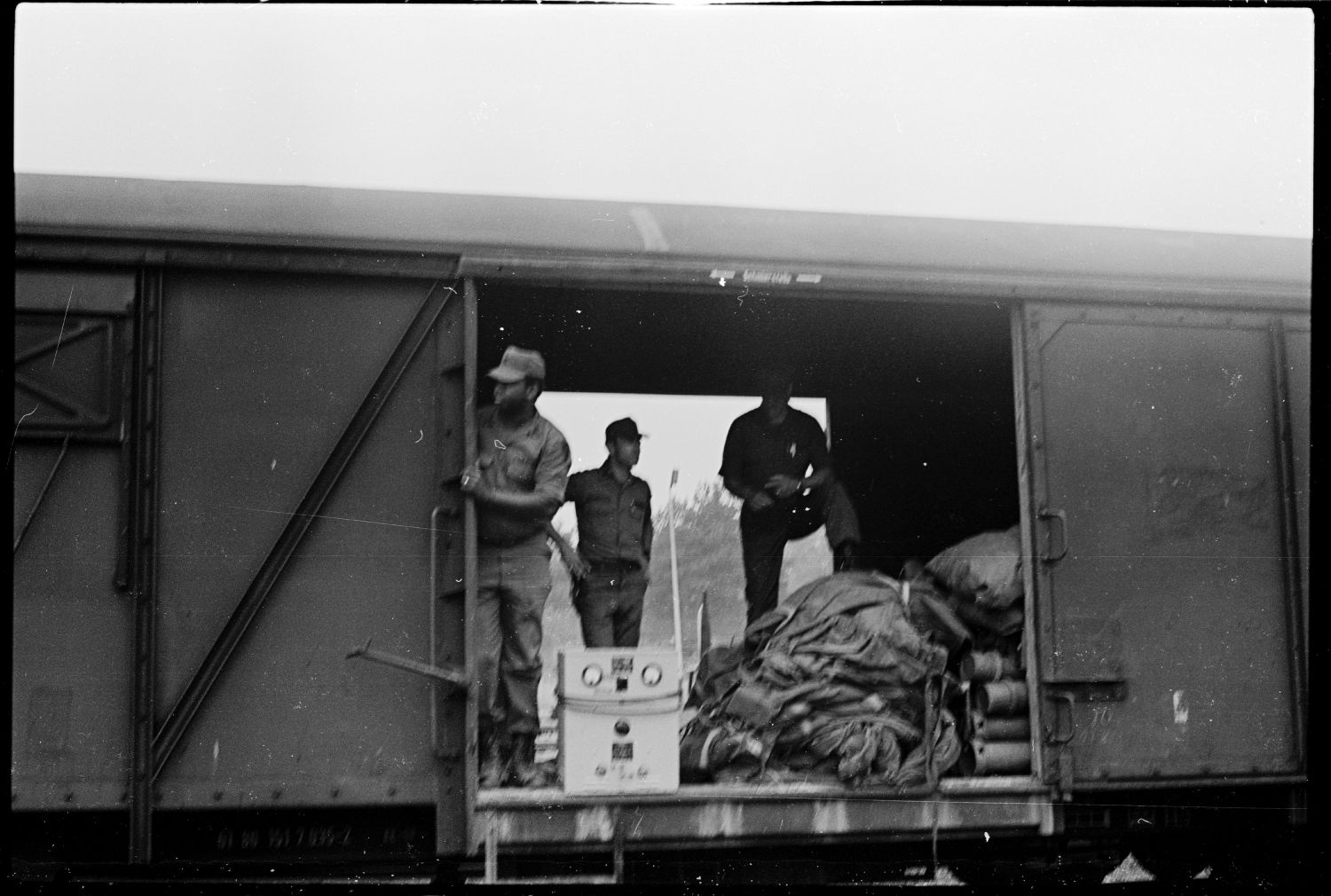 s/w-Fotografie: Transport der U.S. Army Berlin Brigade anlässlich einer Truppenübung in Grafenwöhr in Bayern (AlliiertenMuseum/U.S. Army Photograph Public Domain Mark)