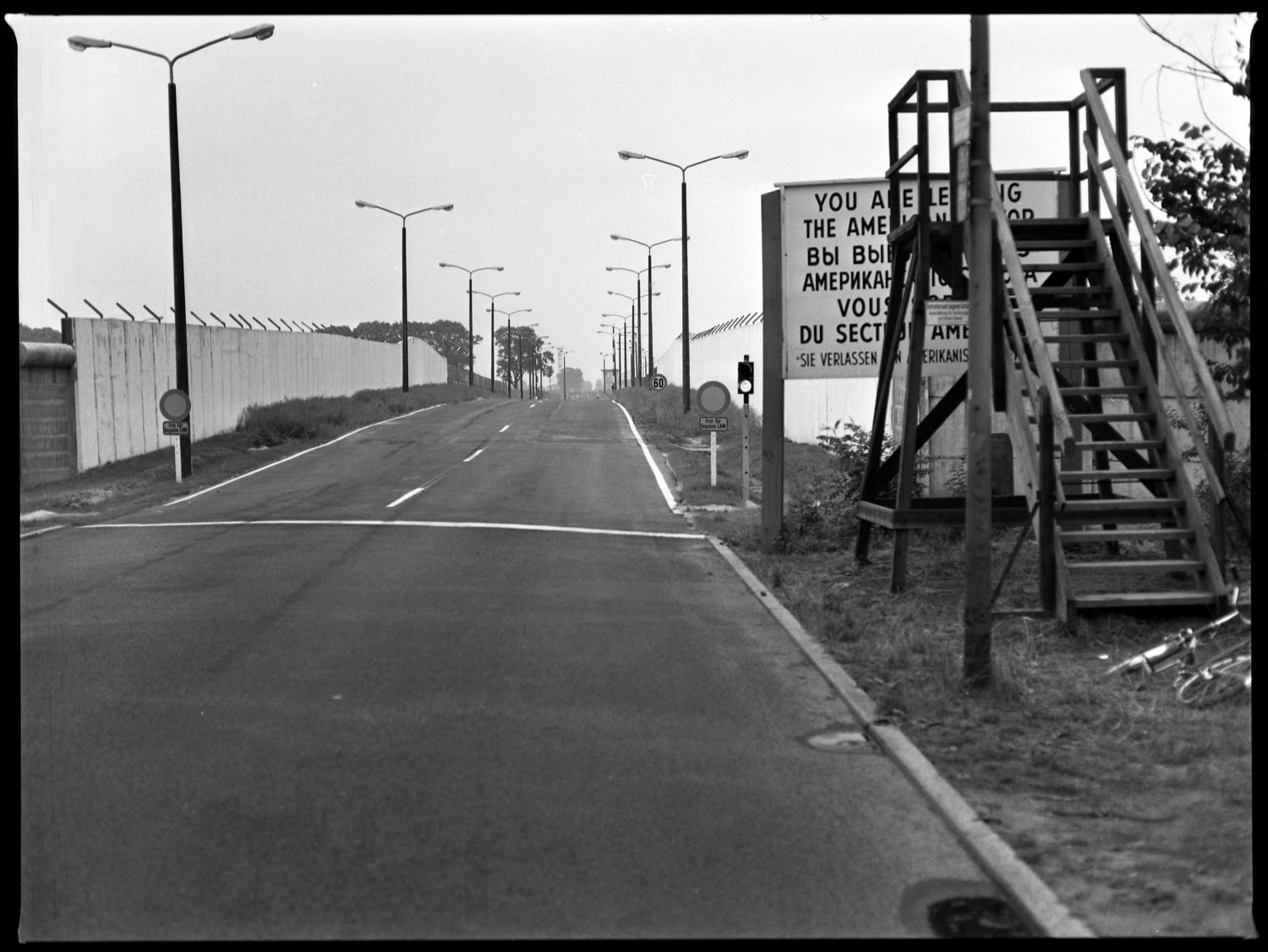 s/w-Fotografie: Berliner Mauer, Sektorengrenze am Kirchhainer Damm zwischen Berlin-Lichtenrade und Mahlow (AlliiertenMuseum/U.S. Army Photograph Public Domain Mark)