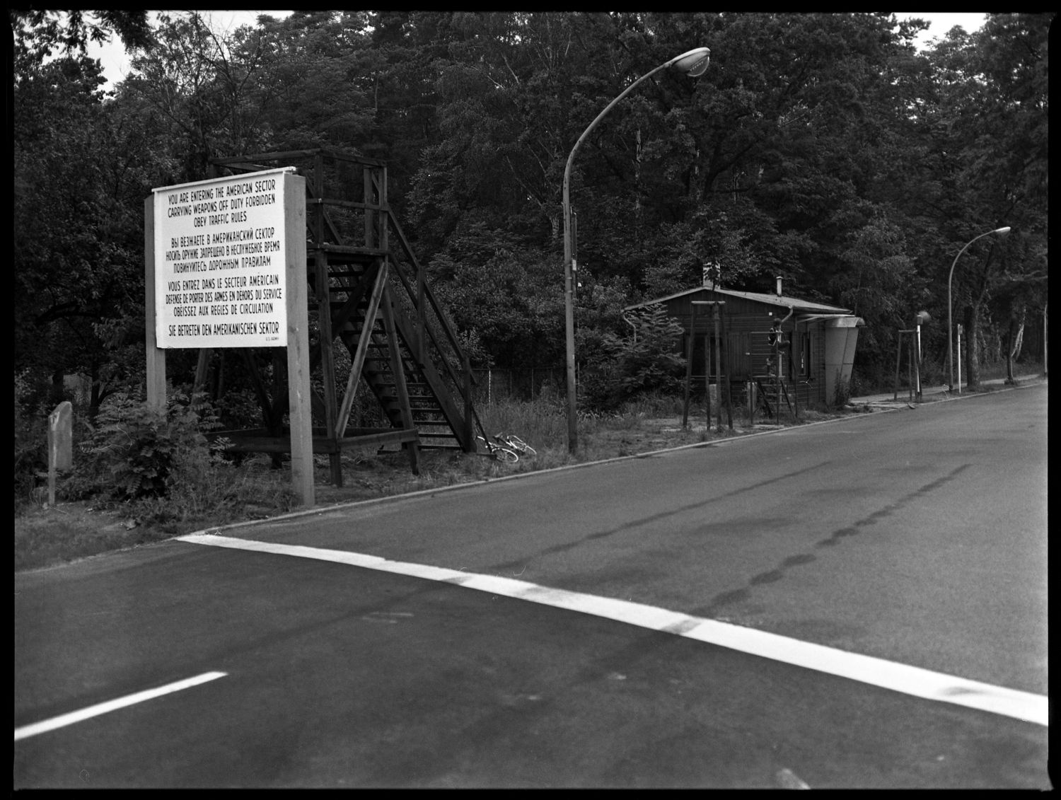 s/w-Fotografie: Berliner Mauer, Sektorengrenze am Kirchhainer Damm zwischen Berlin-Lichtenrade und Mahlow (AlliiertenMuseum/U.S. Army Photograph Public Domain Mark)