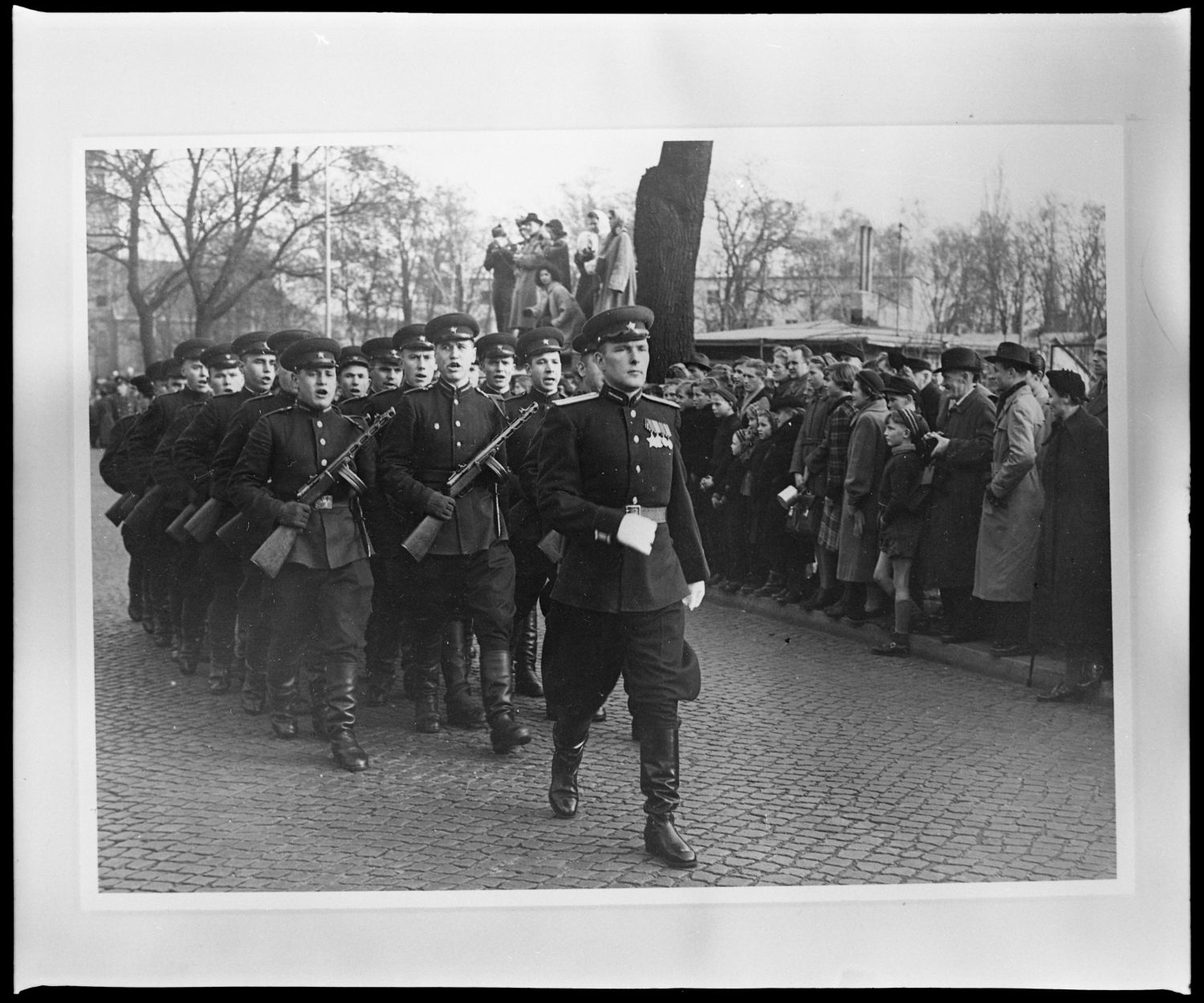 s/w-Fotografie: Wachablösung vor dem Alliierten Kriegsverbrechergefängnis Berlin-Spandau (AlliiertenMuseum/U.S. Army Photograph Public Domain Mark)