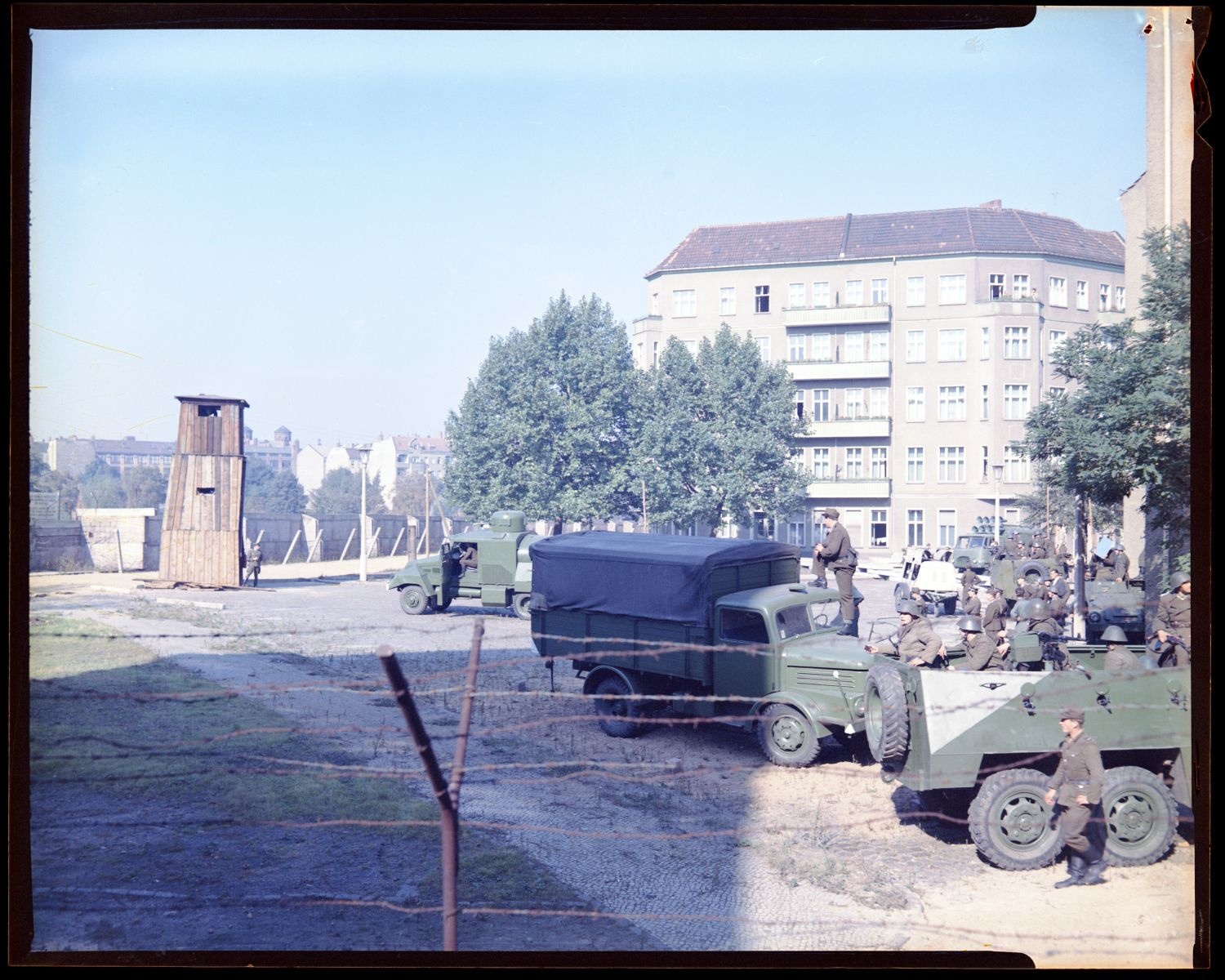 Fotografie: Provisorische Grenzanlagen an der Lohmühlenstraße in Berlin-Treptow (AlliiertenMuseum/U.S. Army Photograph Public Domain Mark)